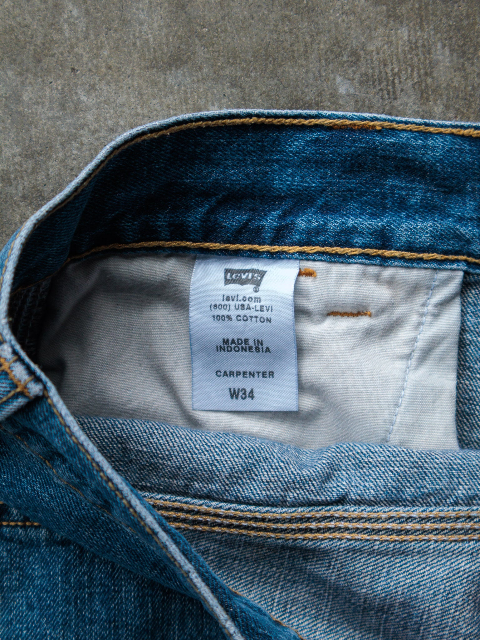 Vintage Mid Wash Levi’s Denim Carpenter Shorts (W34)