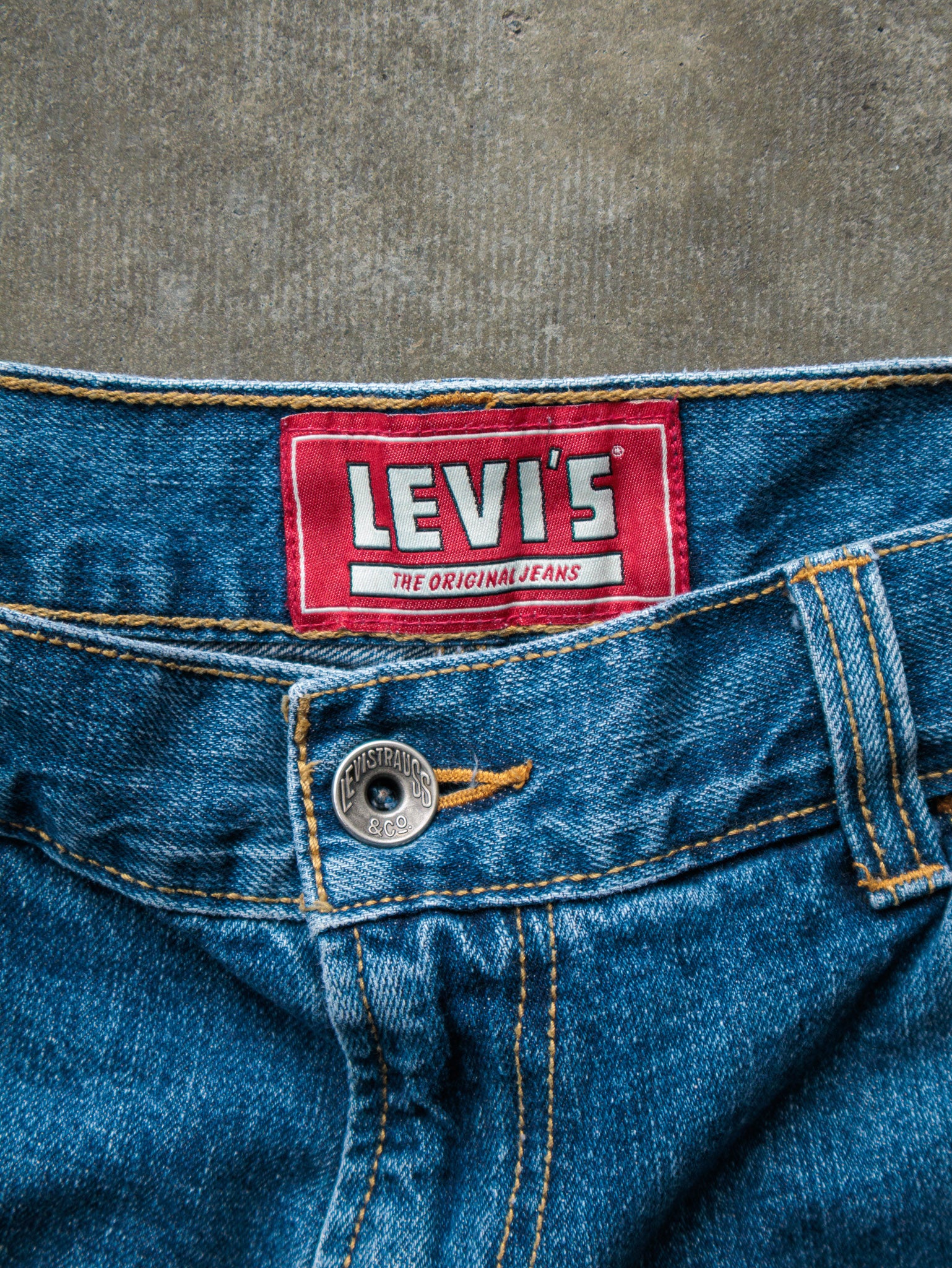 Vintage Mid Wash Levi’s Denim Carpenter Shorts (W34)