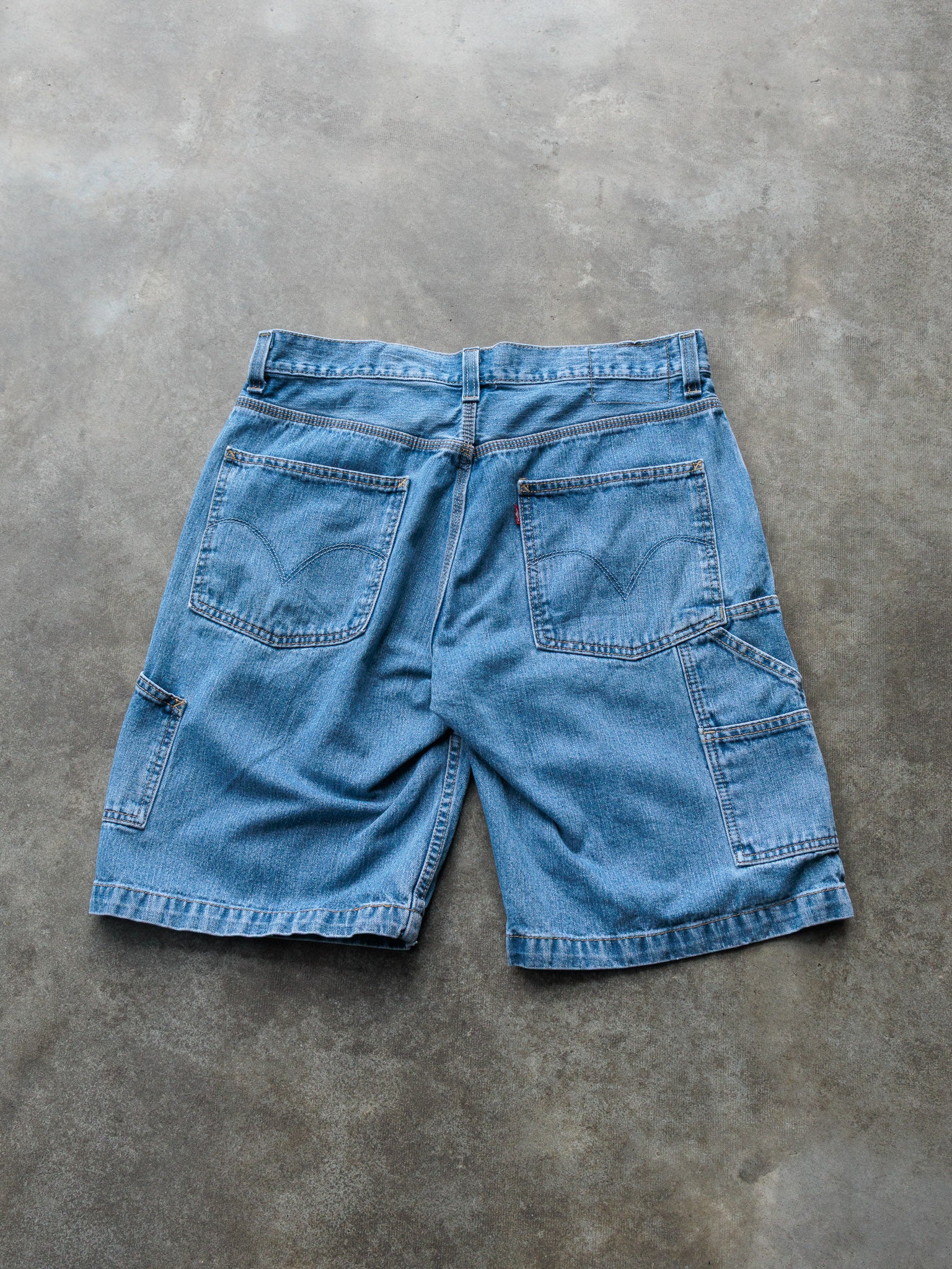 Vintage Mid Wash Levi’s Denim Carpenter Shorts (W32)