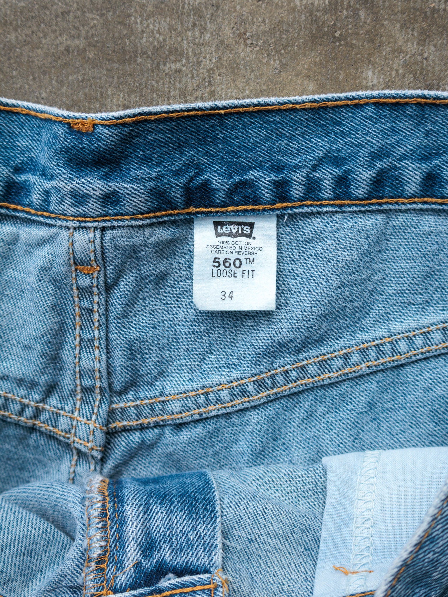 Vintage 90s Blue Levi's 560 Loose Fit Denim Shorts (W34)