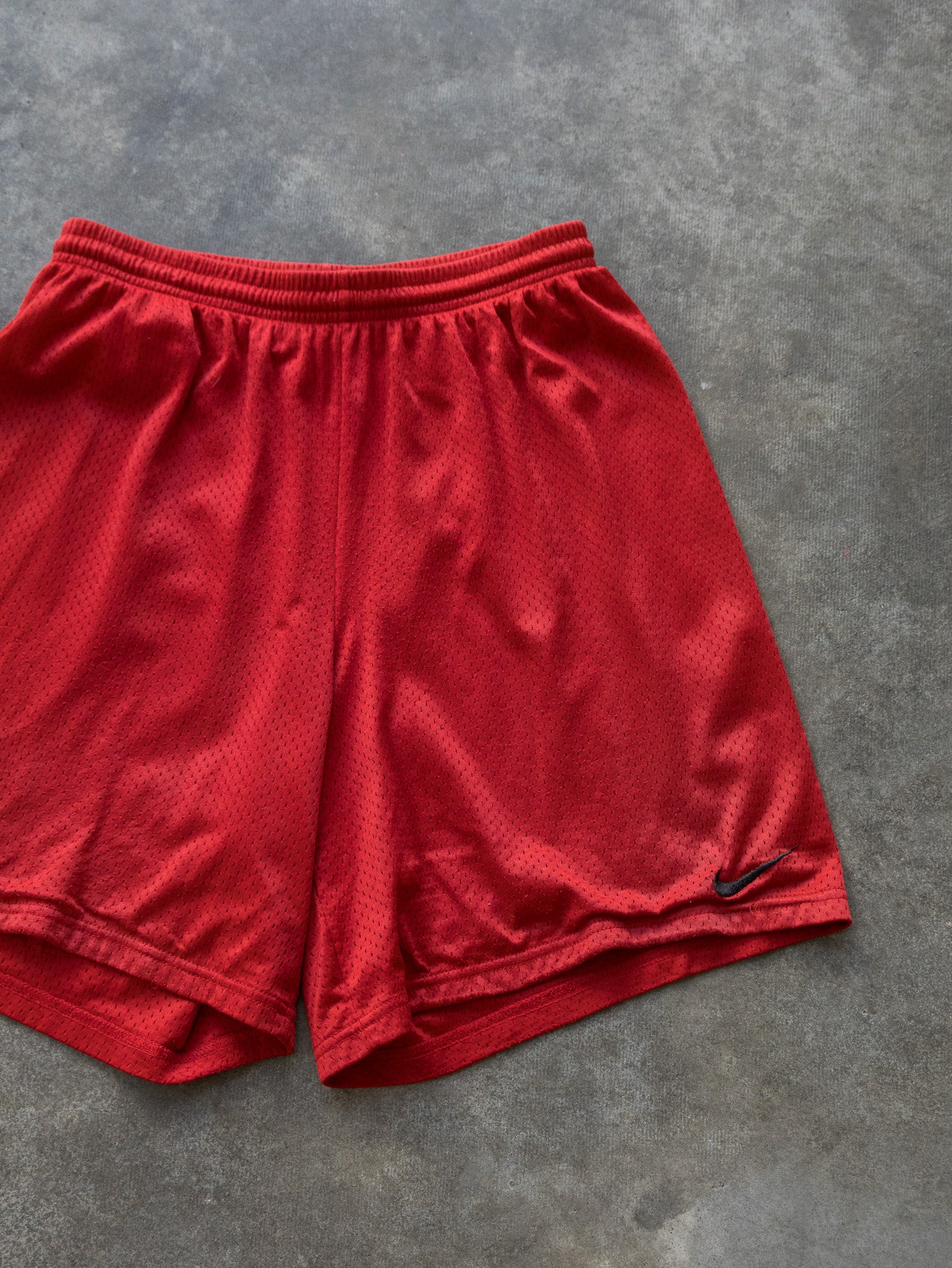 Vintage 90s Red Nike Mesh Shorts (18-20Y)
