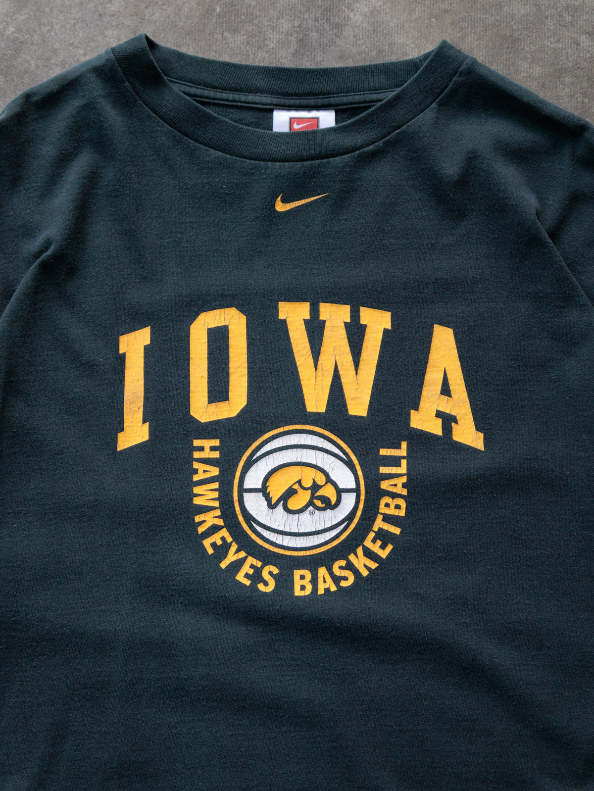 Vintage 90s Green Nike Iowa Hawkeyes Basketball Tee (L)