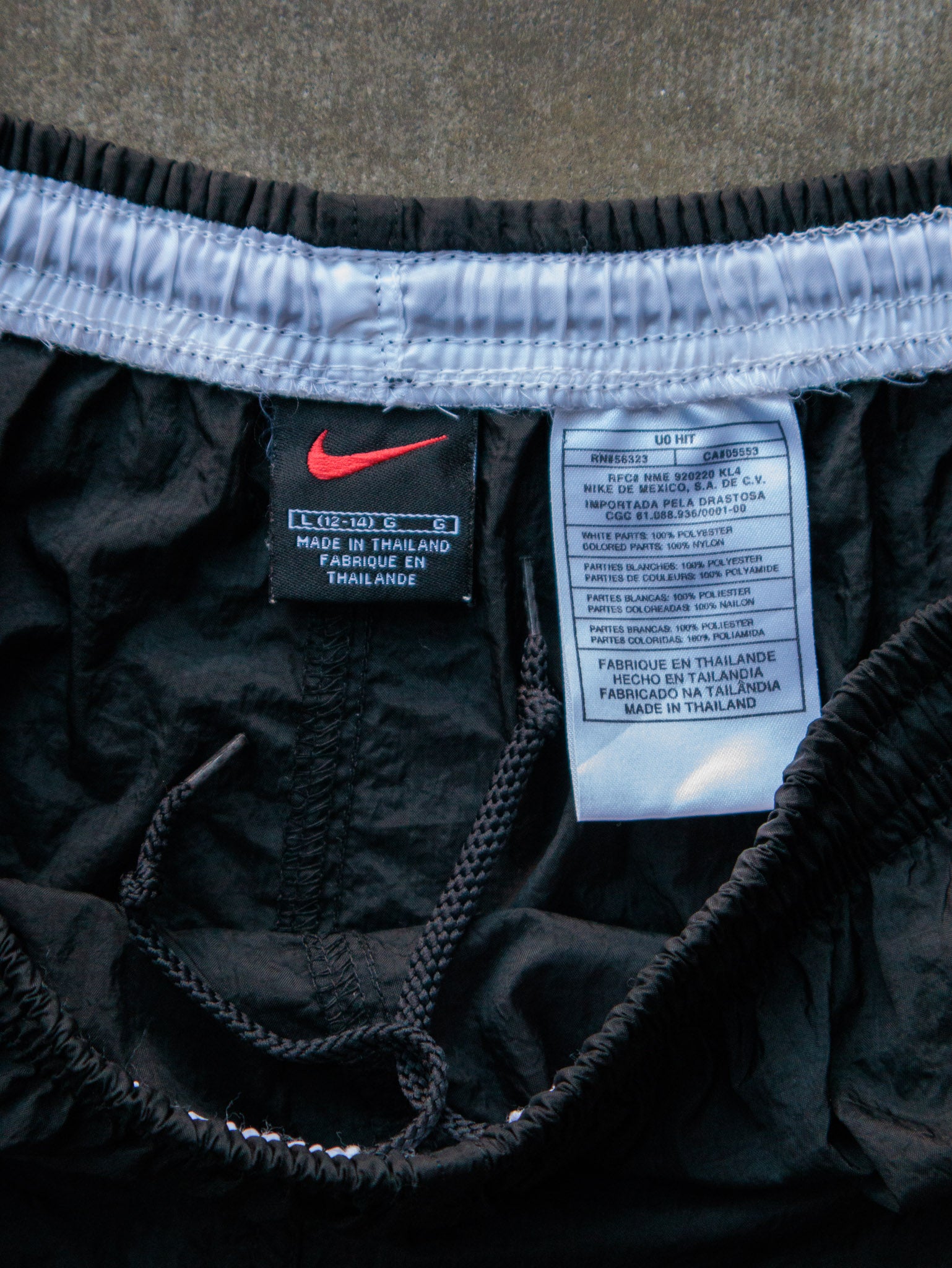 Vintage 00s Black Nike Shorts (12-14Y)