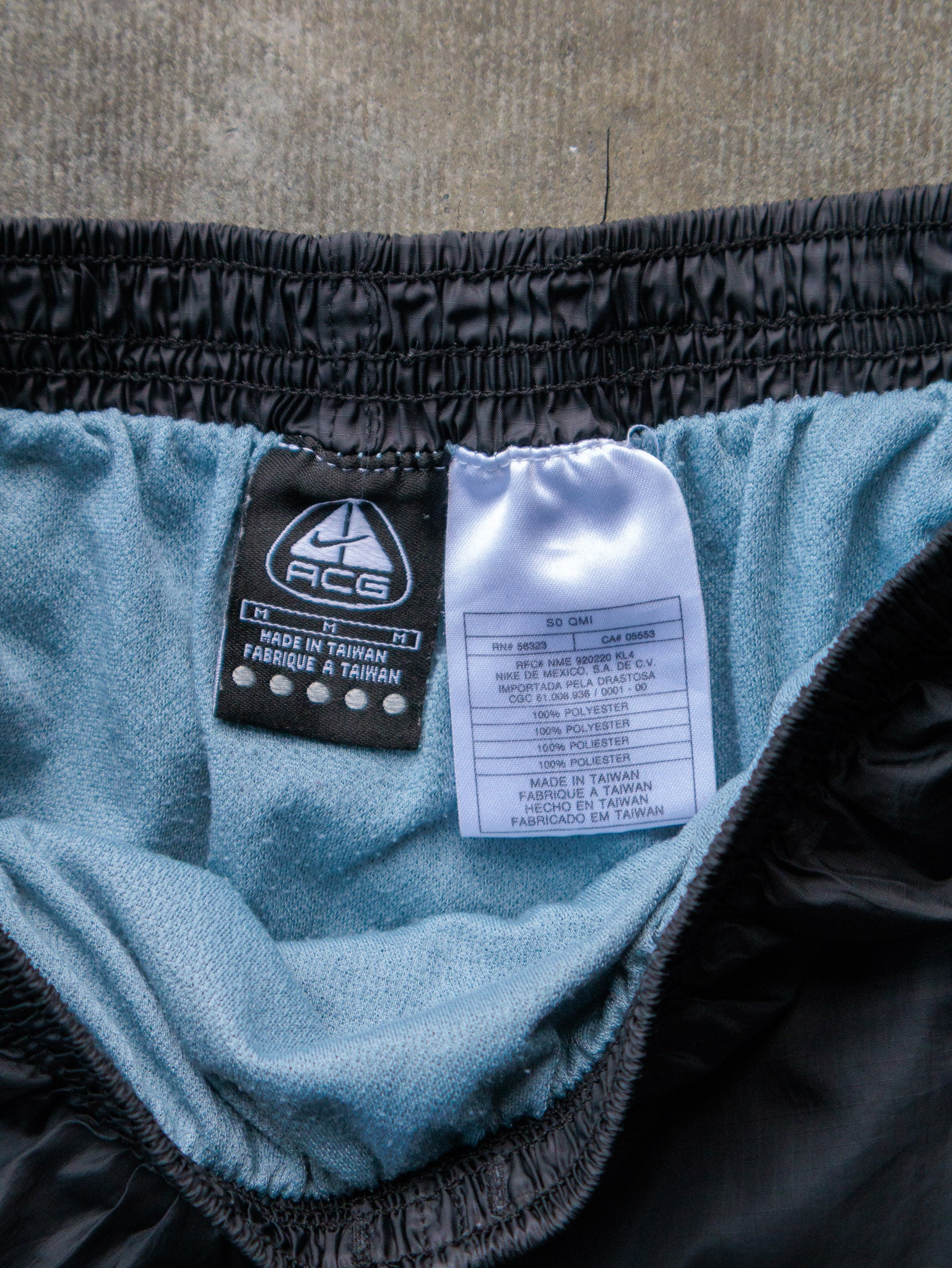Vintage 00s Black Nike ACG Shorts (M)