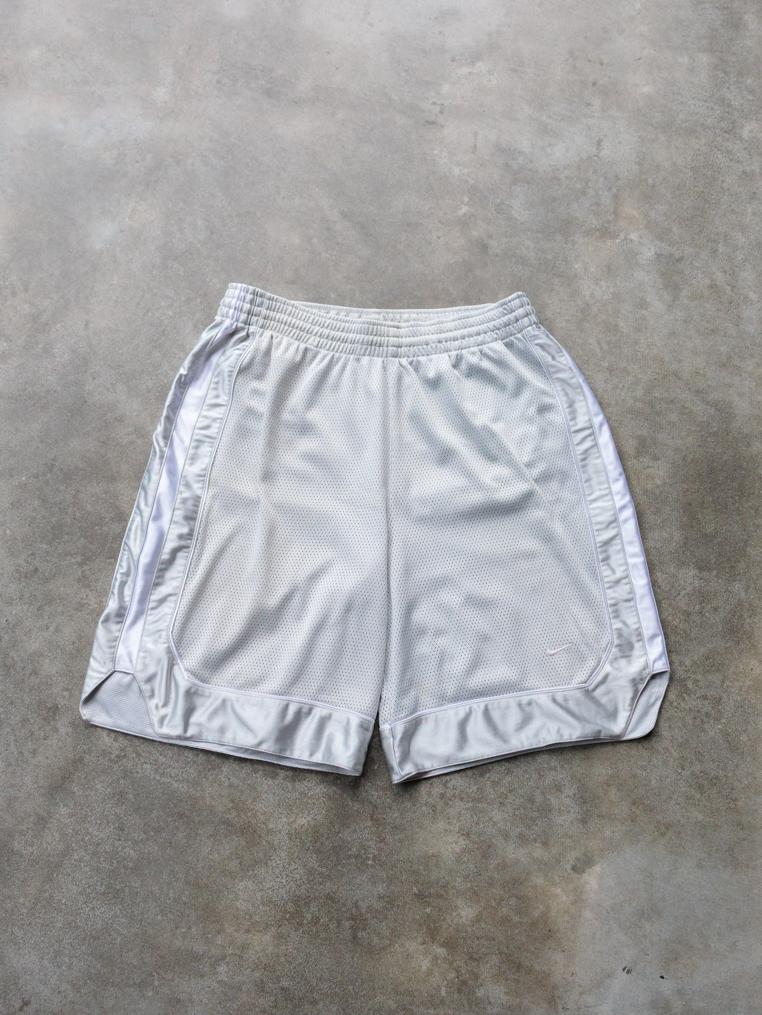 Vintage 00s Grey Nike Basketball Shorts (L)