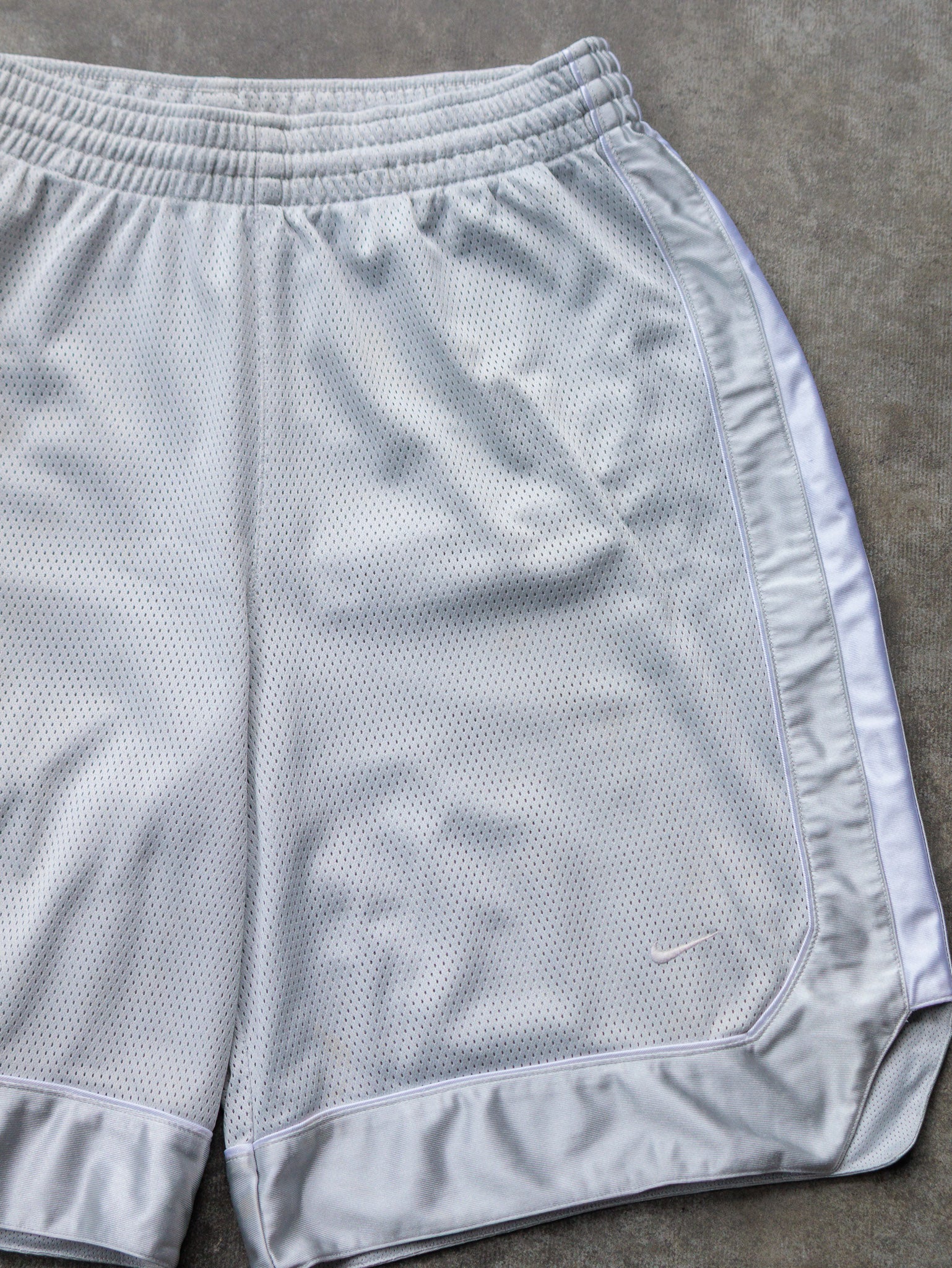 Vintage 00s Grey Nike Basketball Shorts (L)