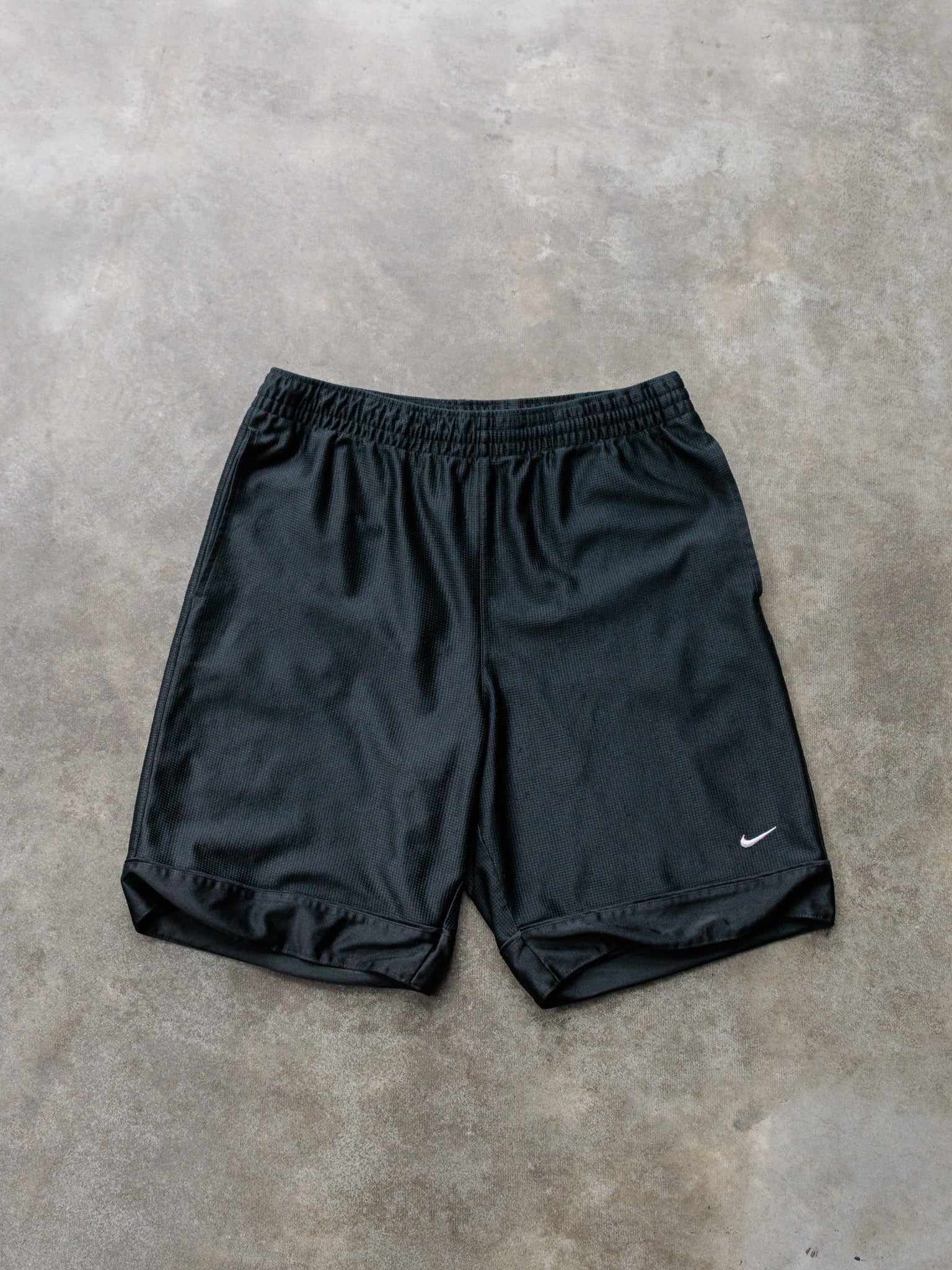 Vintage 00s Black Nike Mesh Basketball Shorts (M)