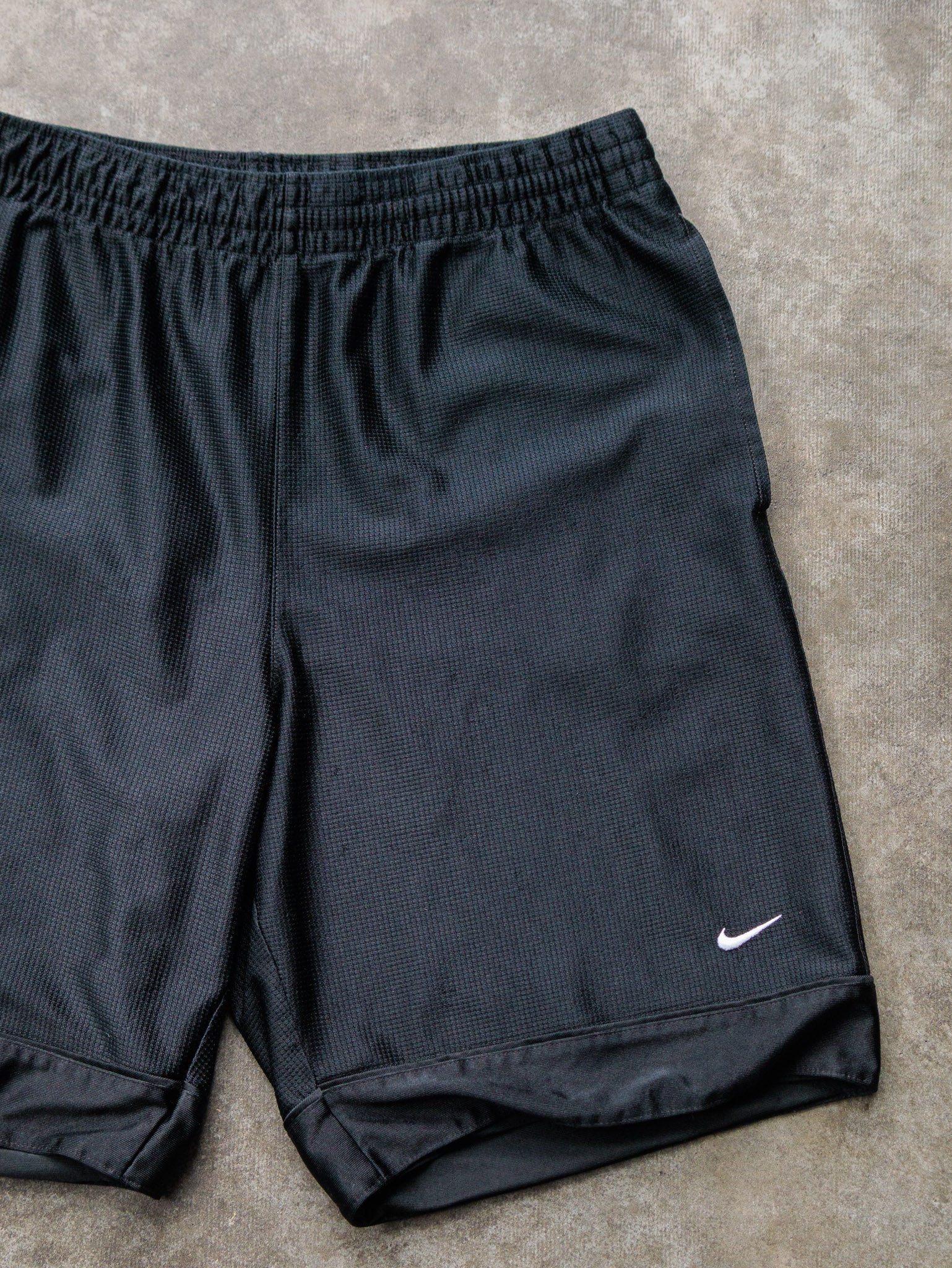 Vintage 00s Black Nike Mesh Basketball Shorts (M)