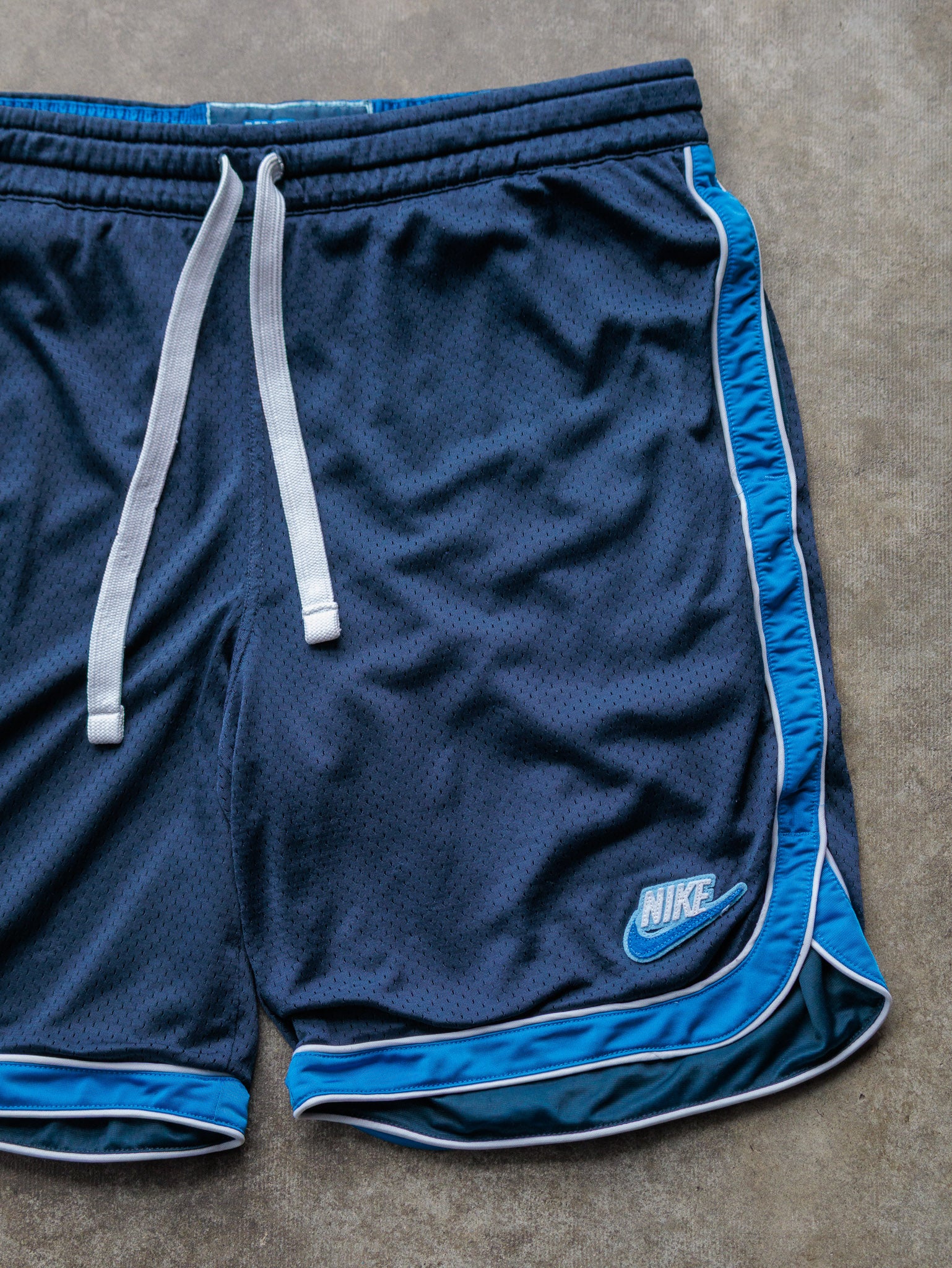 Vintage 00s Navy & Blue Nike Mesh Basketball Shorts (M)