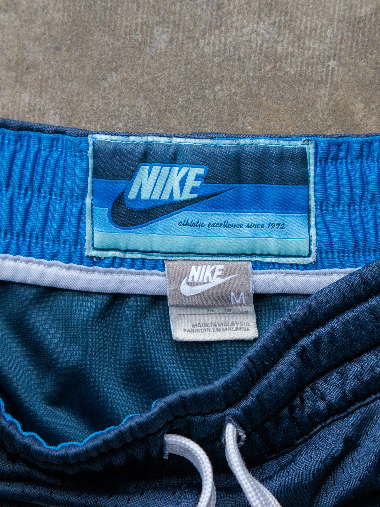 Vintage 00s Navy & Blue Nike Mesh Basketball Shorts (M)