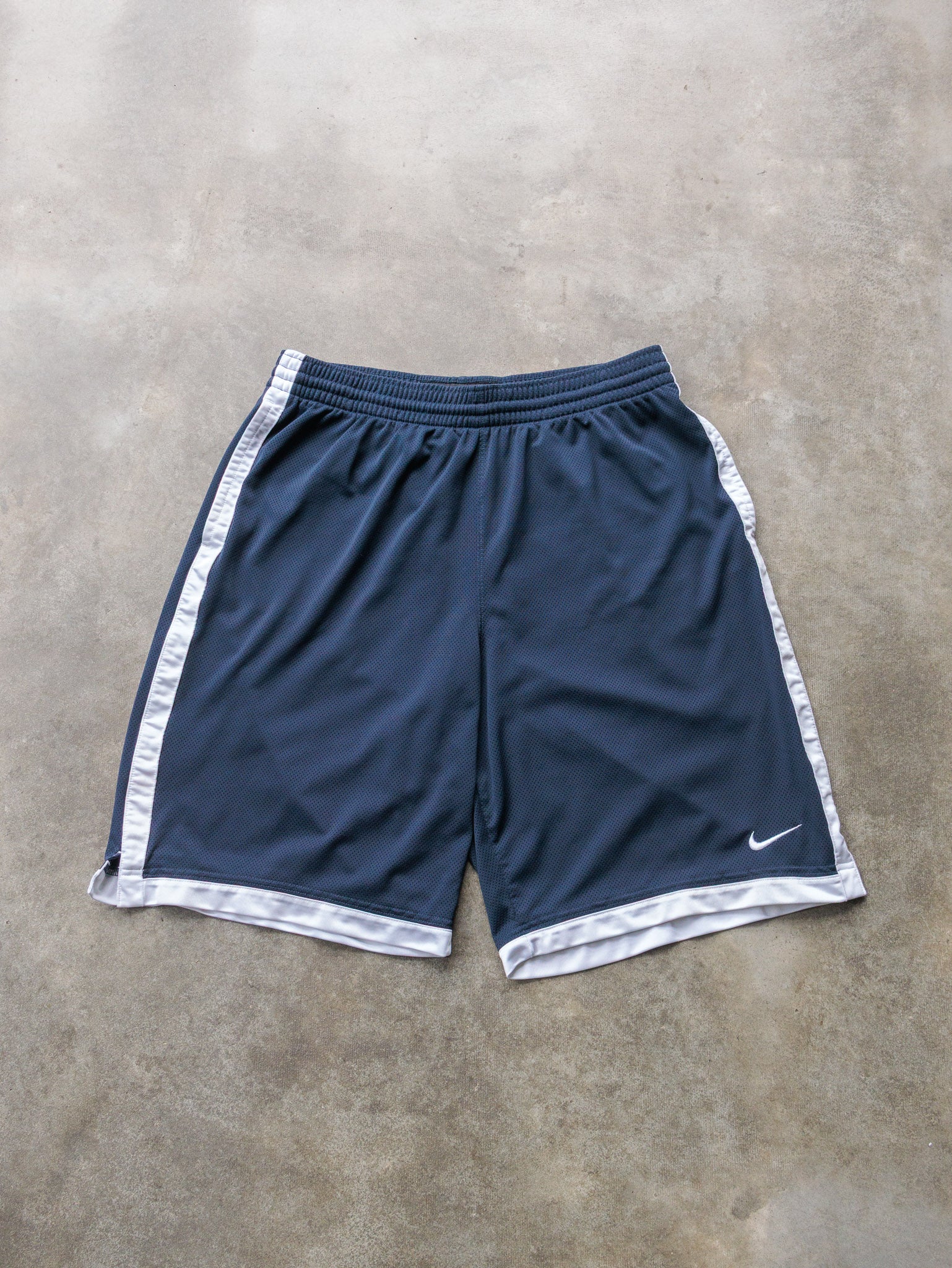 Vintage 00s Navy & White Nike Basketball Shorts (L)