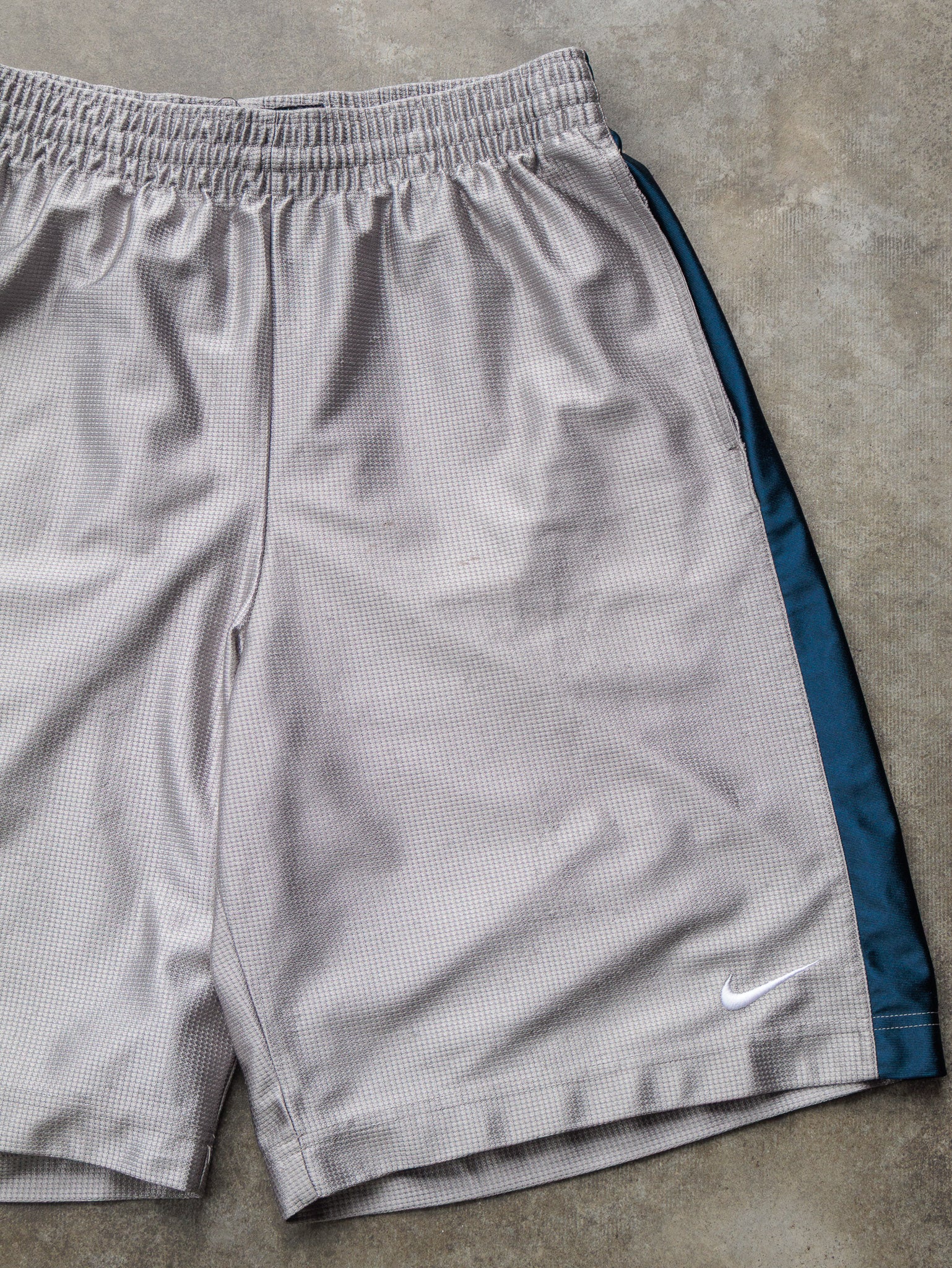 Vintage 00s Grey & Navy Nike Basketball Shorts (L)