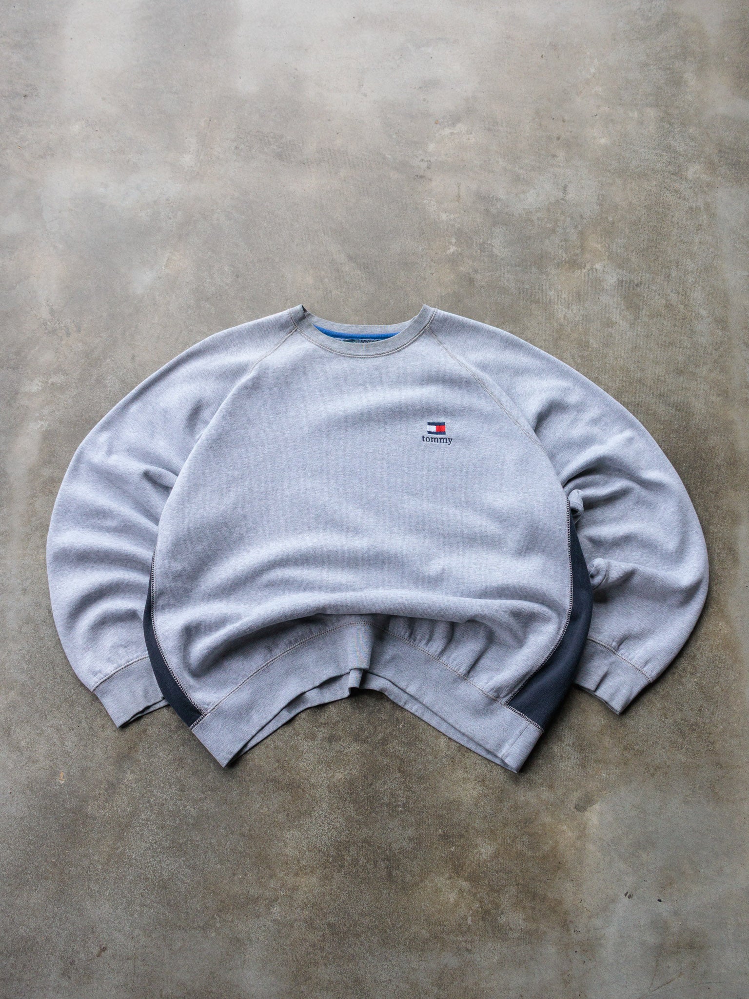 Vintage 00s Grey Tommy Hilfiger Sweatshirt (XL)