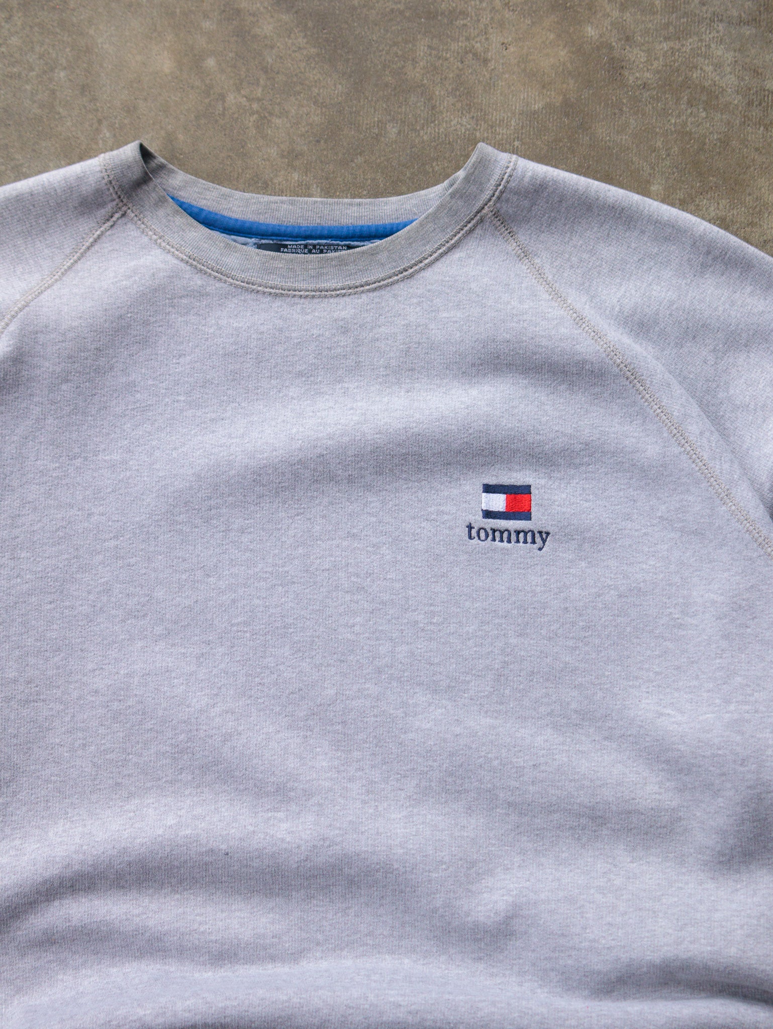 Vintage 00s Grey Tommy Hilfiger Sweatshirt (XL)
