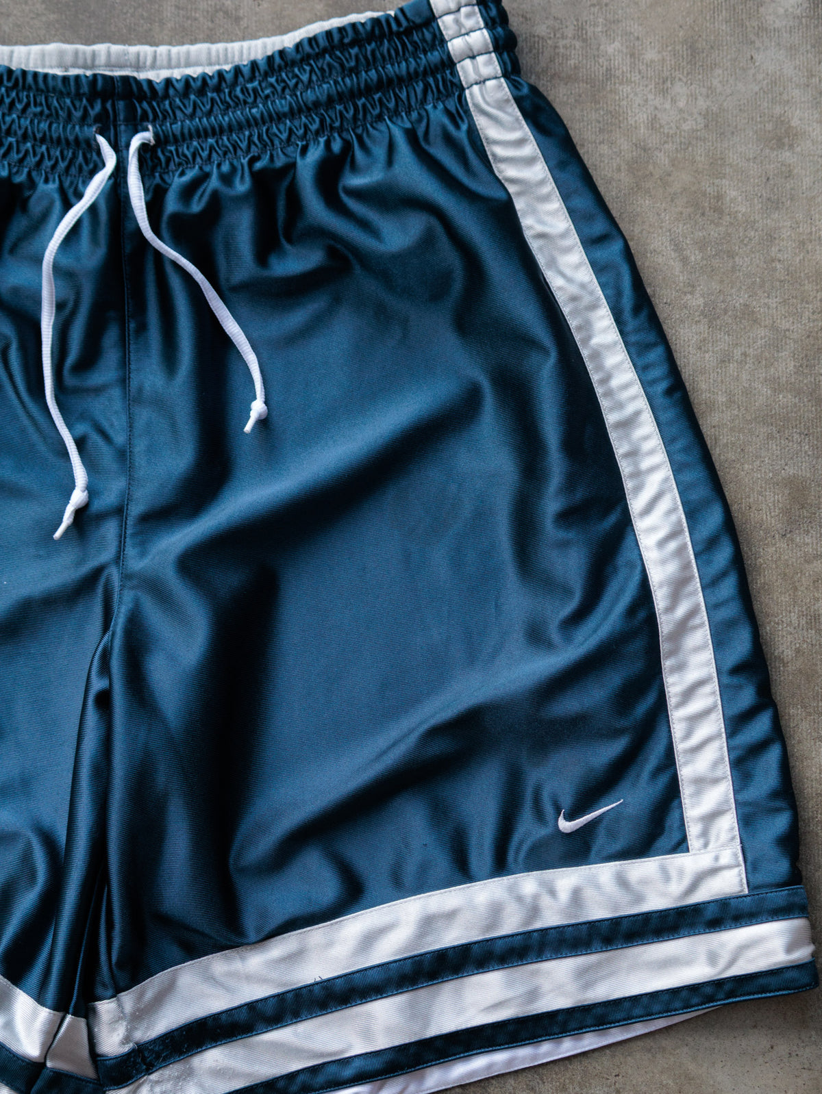 Vintage 00s Navy & Grey Nike Reversible Basketball Shorts (-)