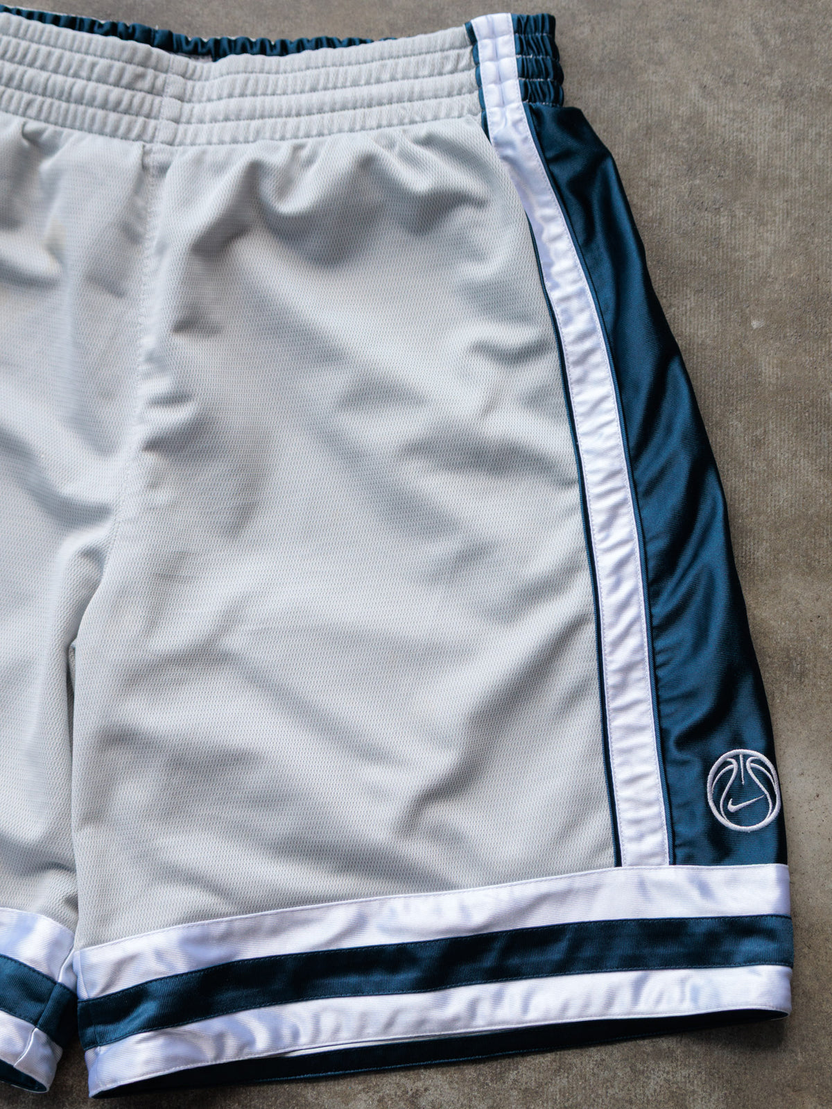 Vintage 00s Navy & Grey Nike Reversible Basketball Shorts (-)