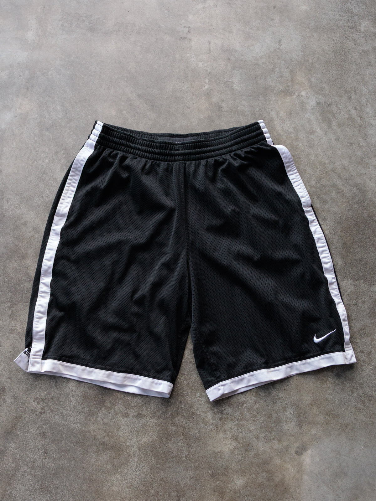 Vintage Black Nike Basketball Mesh Shorts (L)