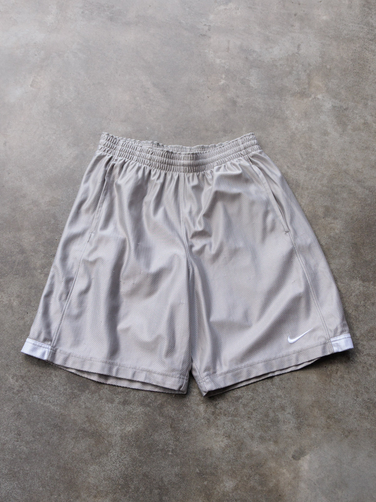 Vintage 00s Grey Nike Shorts (M)