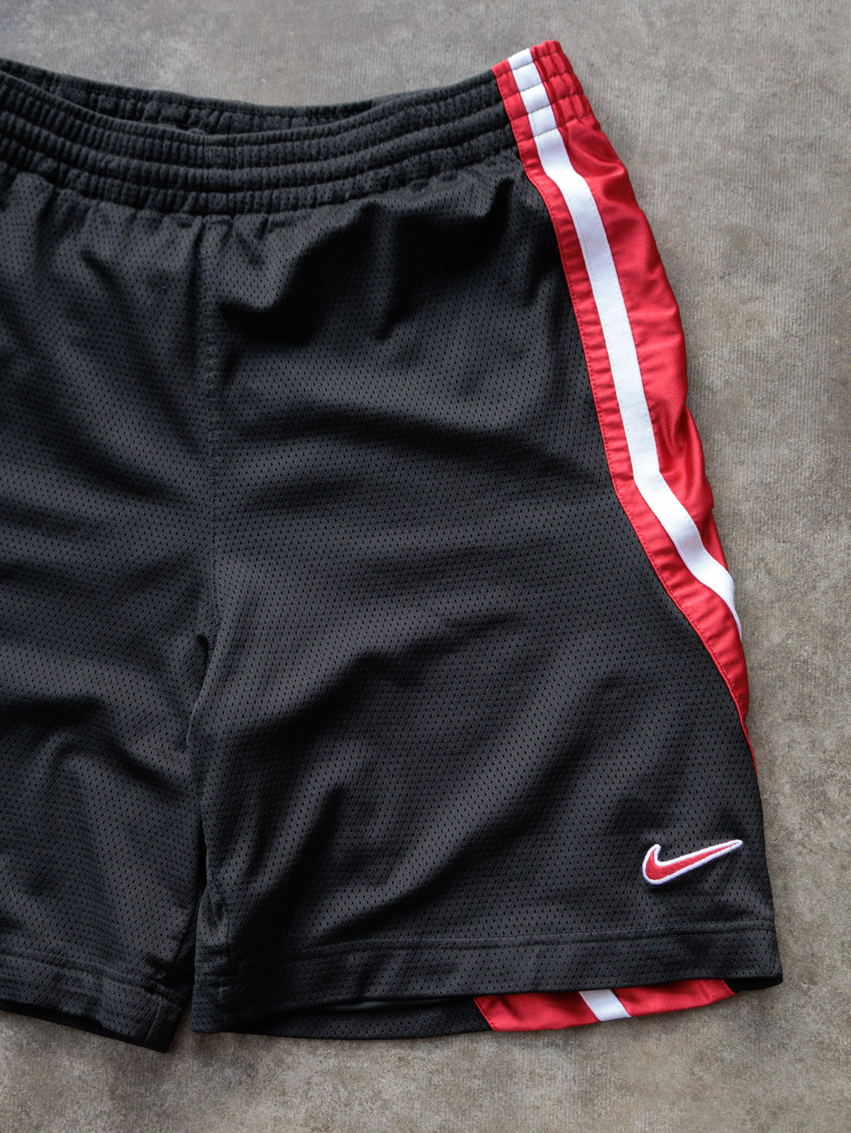 Vintage 00s Black Nike Mesh Shorts (M)