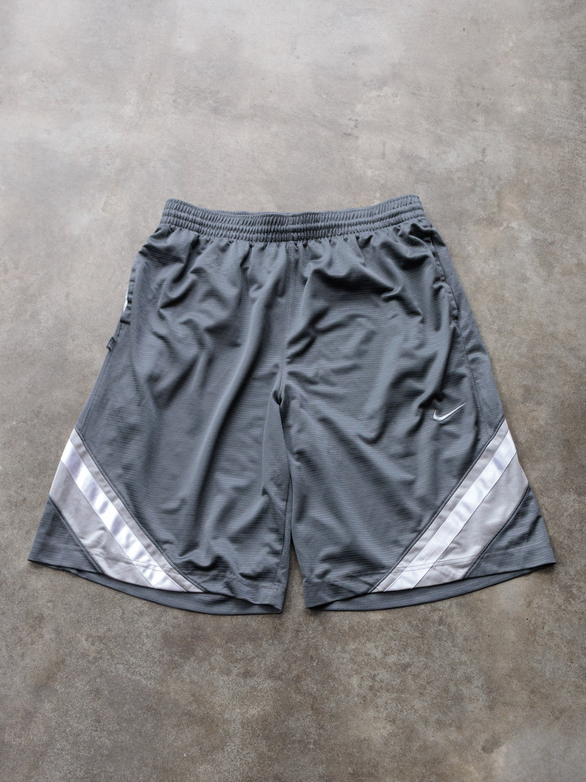 Vintage 00s Grey Nike Shorts (XL)