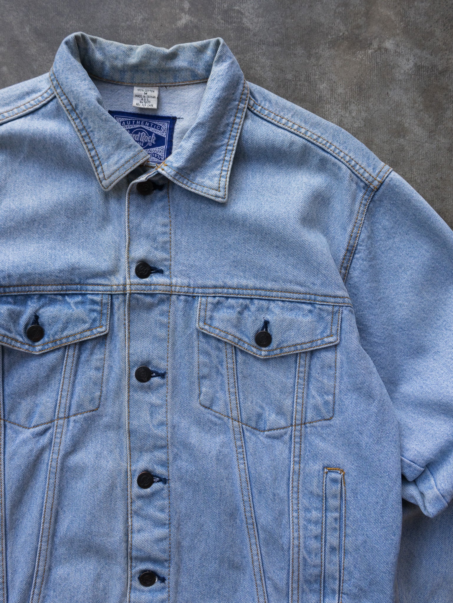 Vintage 90s Light Wash Hard Rock Cafe Niagara Falls Denim Jacket (M)
