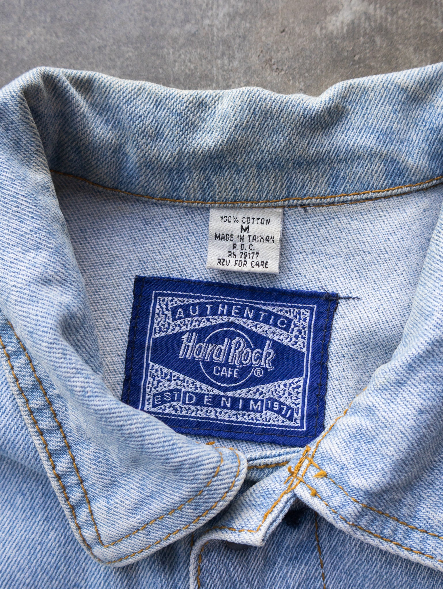 Vintage 90s Light Wash Hard Rock Cafe Niagara Falls Denim Jacket (M)
