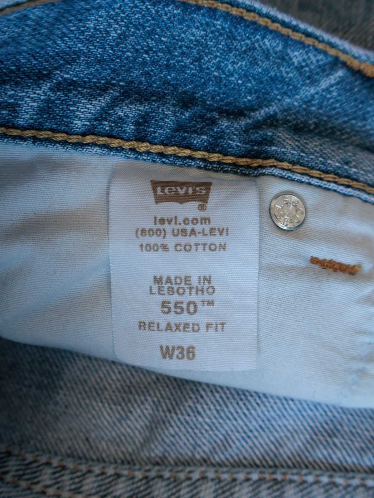Vintage 00s Blue Levi's 550 Denim Shorts (W36)