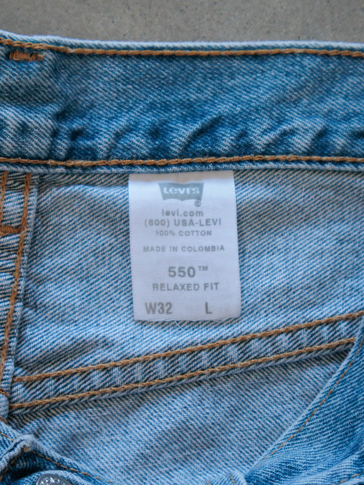 Vintage 00s Blue Levi's 550 Denim Shorts (W32)