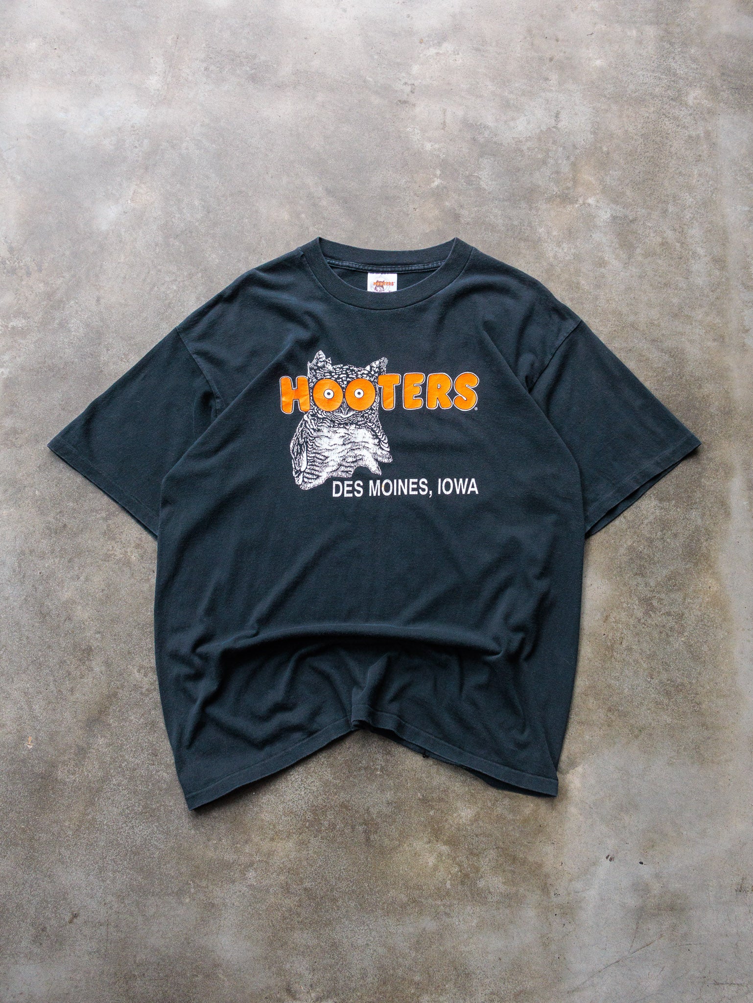Vintage 90s Hooters Des Moines Iowa Tee (XL)