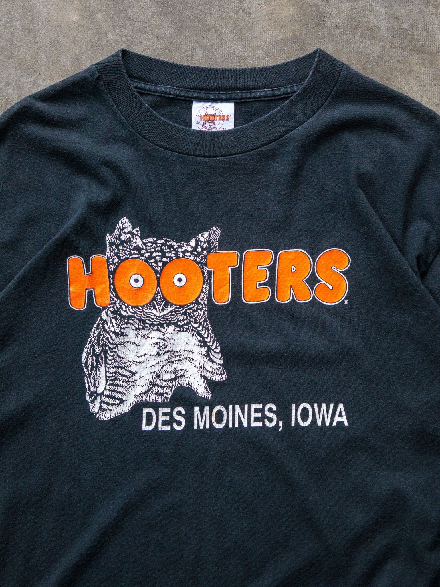 Vintage 90s Hooters Des Moines Iowa Tee (XL)