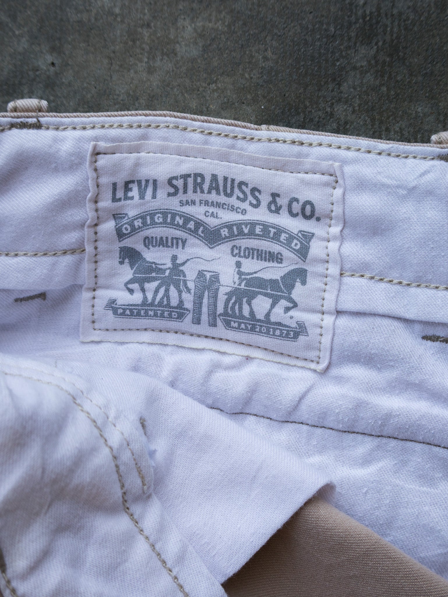 Vintage Tan Levi's Cargo Shorts (W36)