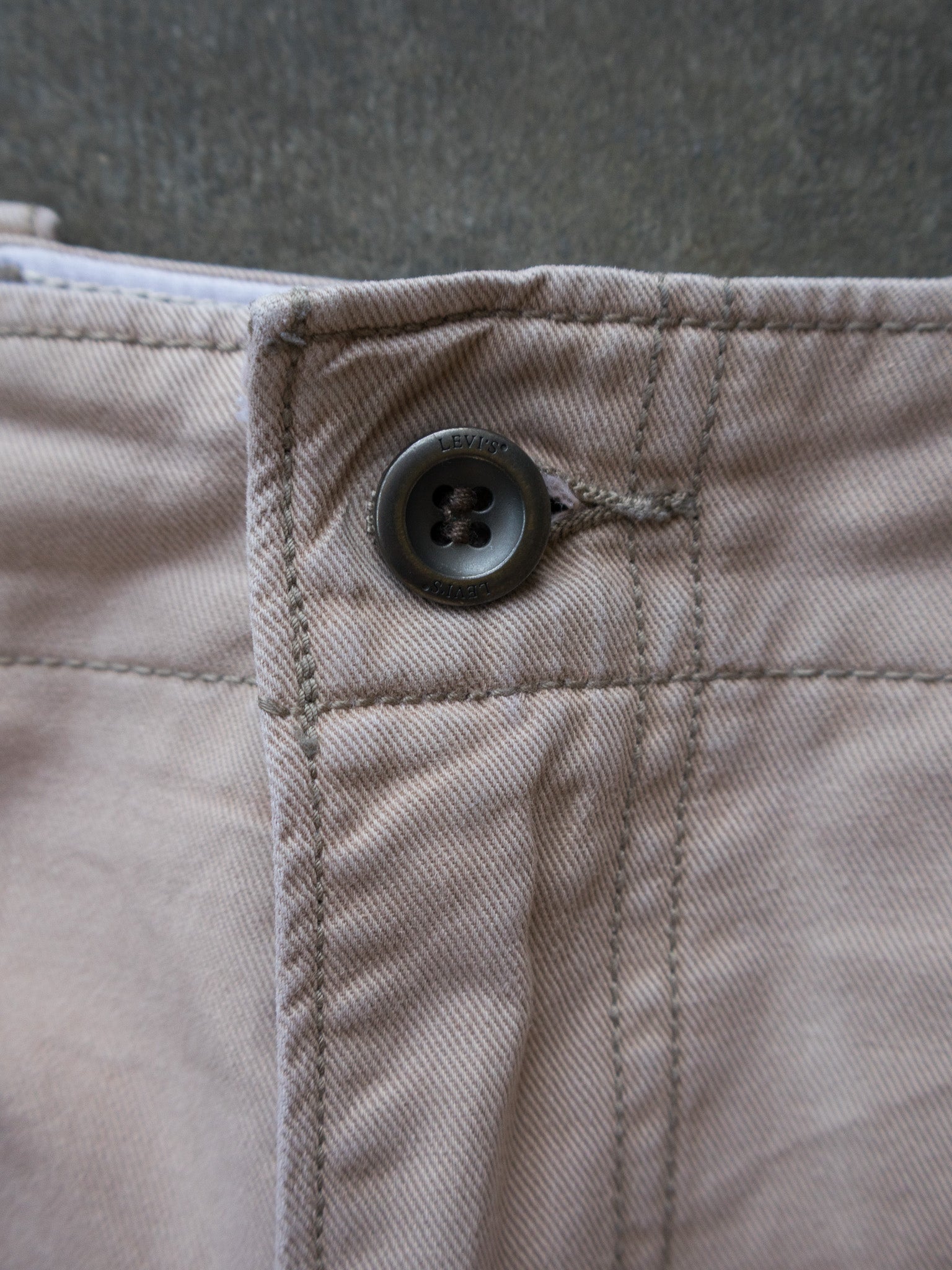 Vintage Tan Levi's Cargo Shorts (W36)