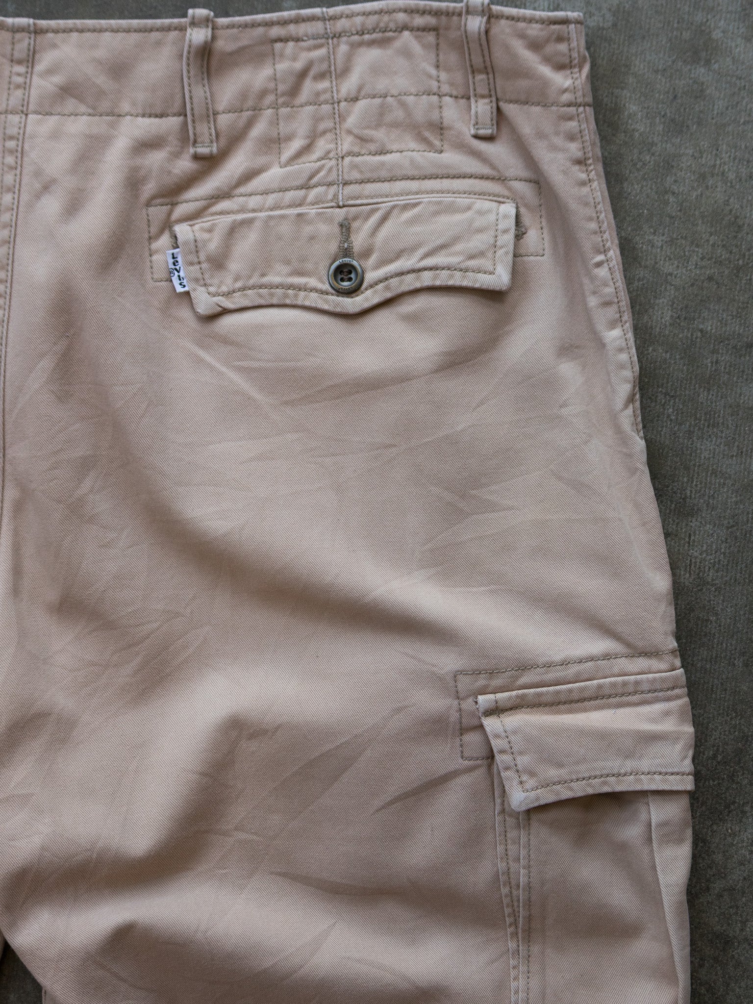 Vintage Tan Levi's Cargo Shorts (W36)