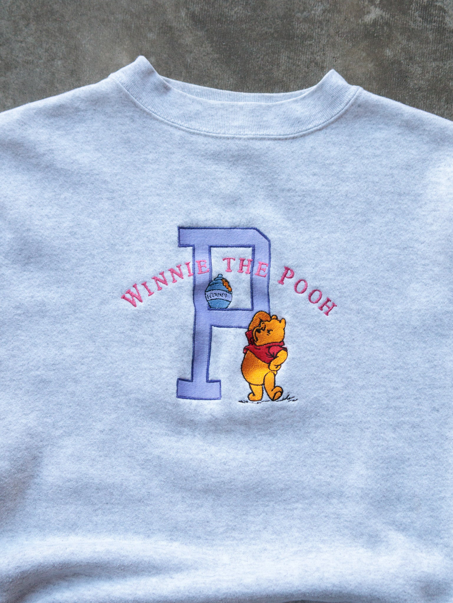 Vintage 90s Light Grey Winnie the Pooh Sweatshirt (XL)