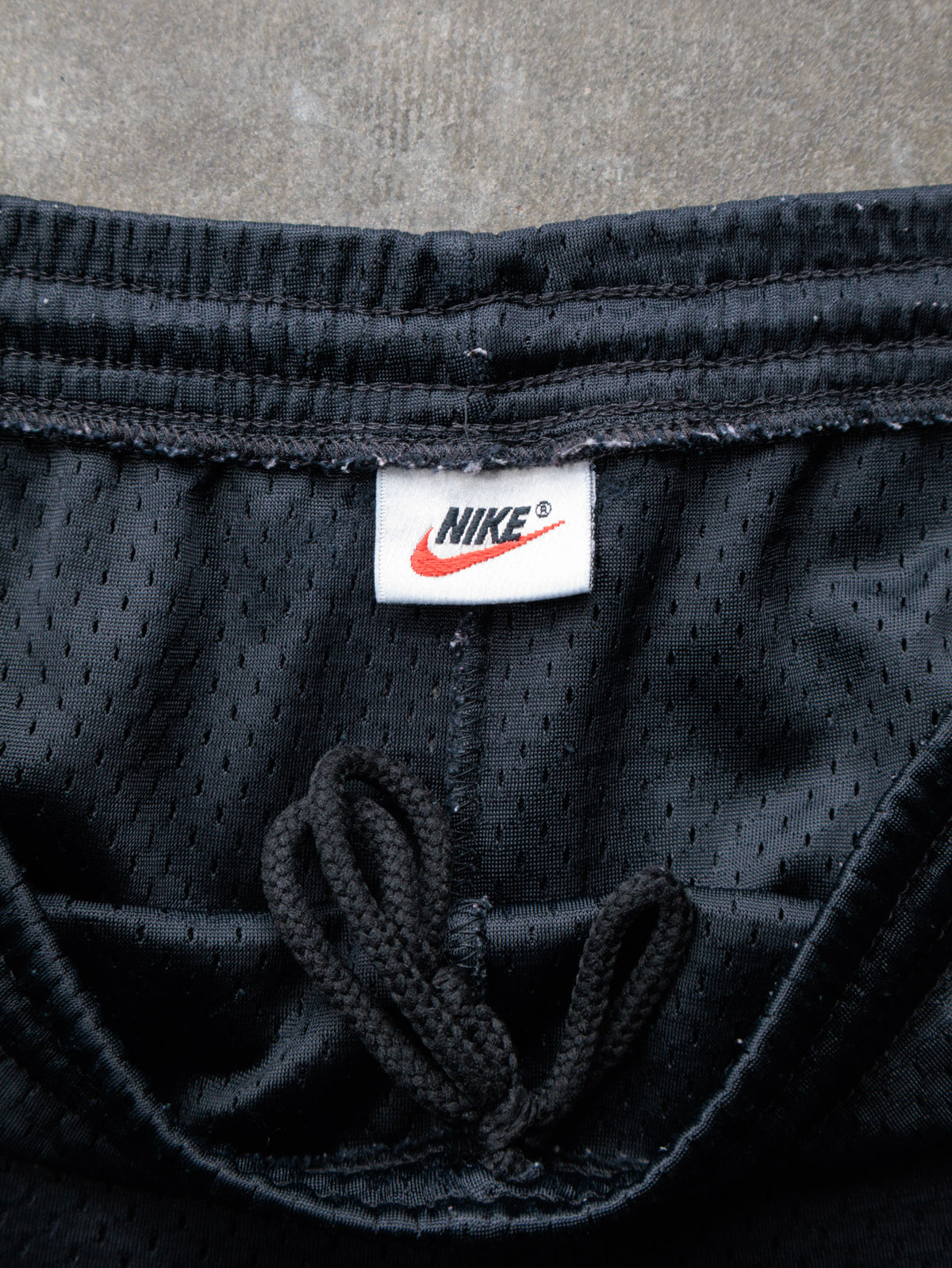 Vintage 90s Black Nike Mesh Shorts (-)