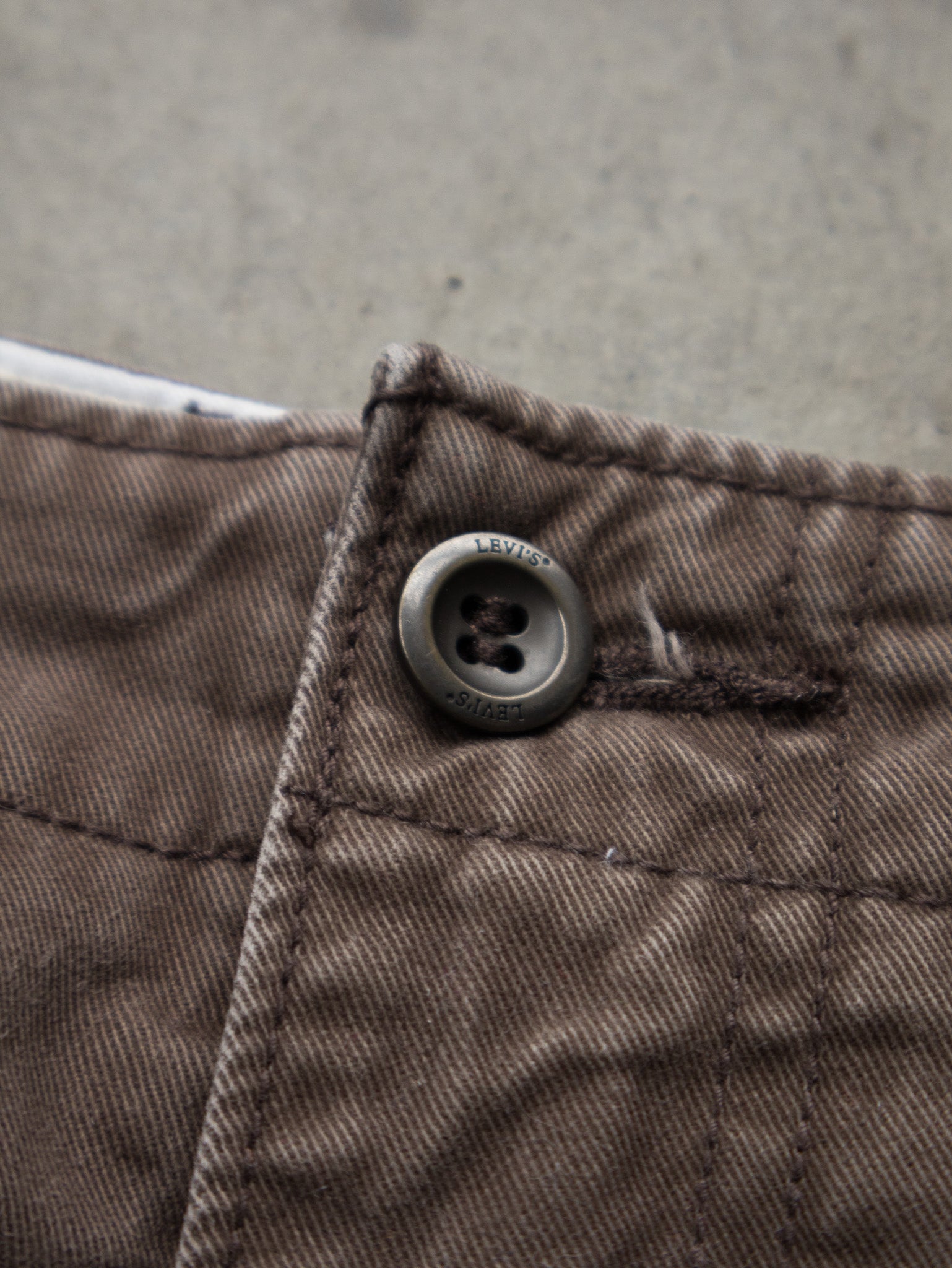 Vintage 00s Brown Levi's Cargo Shorts (W34)