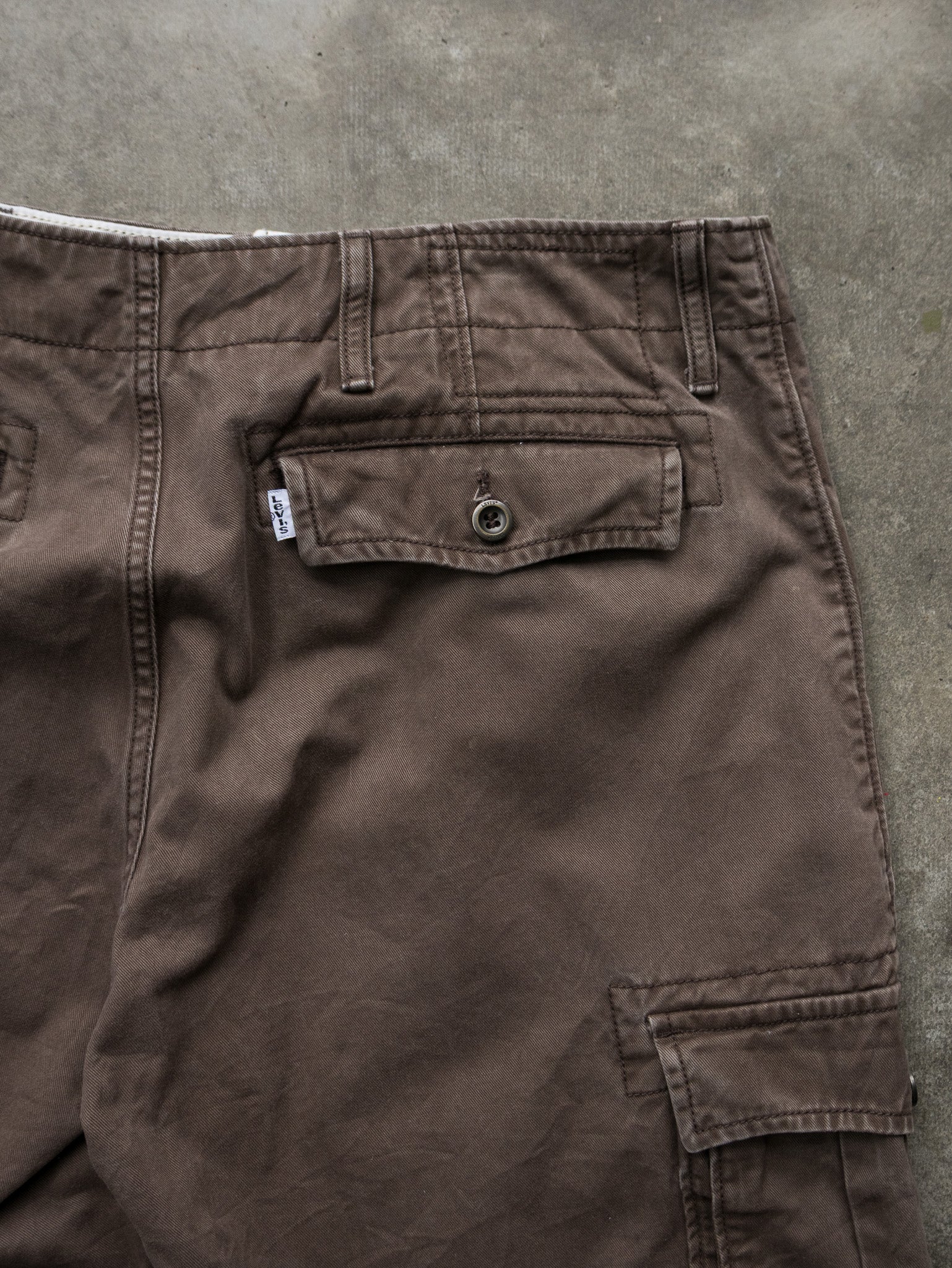 Vintage 00s Brown Levi's Cargo Shorts (W34)