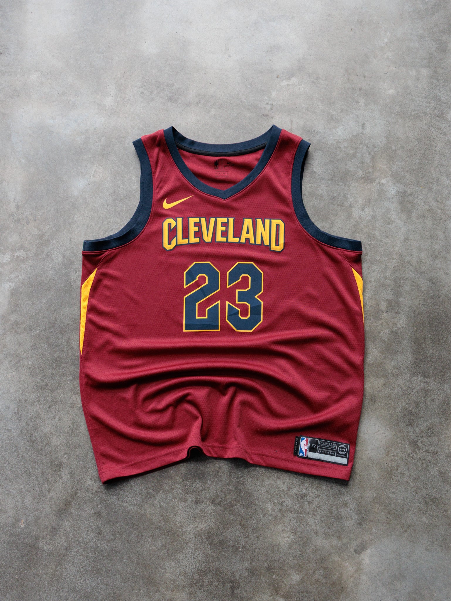 Red Nike Cleveland Cavaliers LeBron James Swingman NBA Tank (XL)