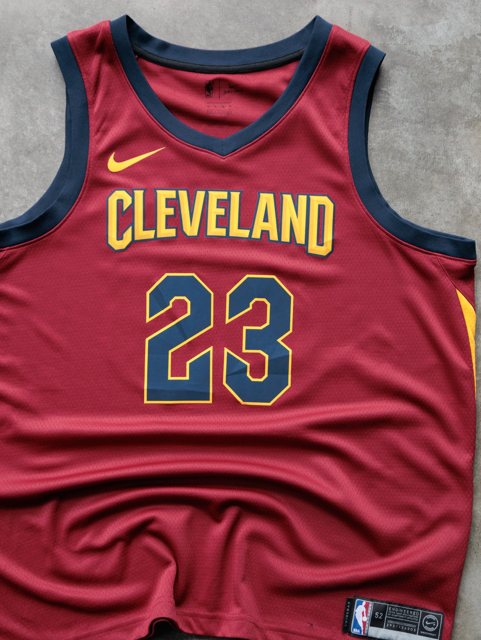 Red Nike Cleveland Cavaliers LeBron James Swingman NBA Tank (XL)