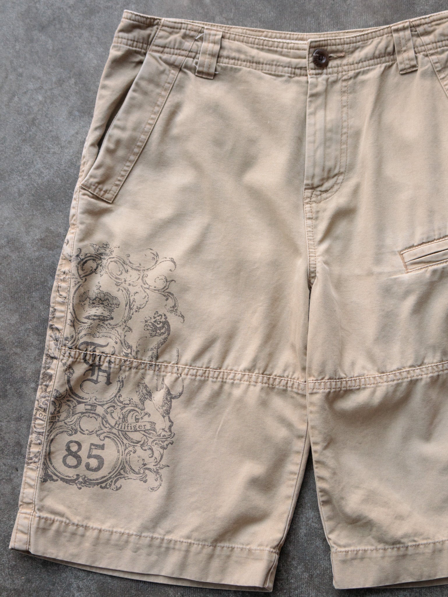 Vintage 00s Beige Tommy Hilfiger Cargo Shorts (W29)