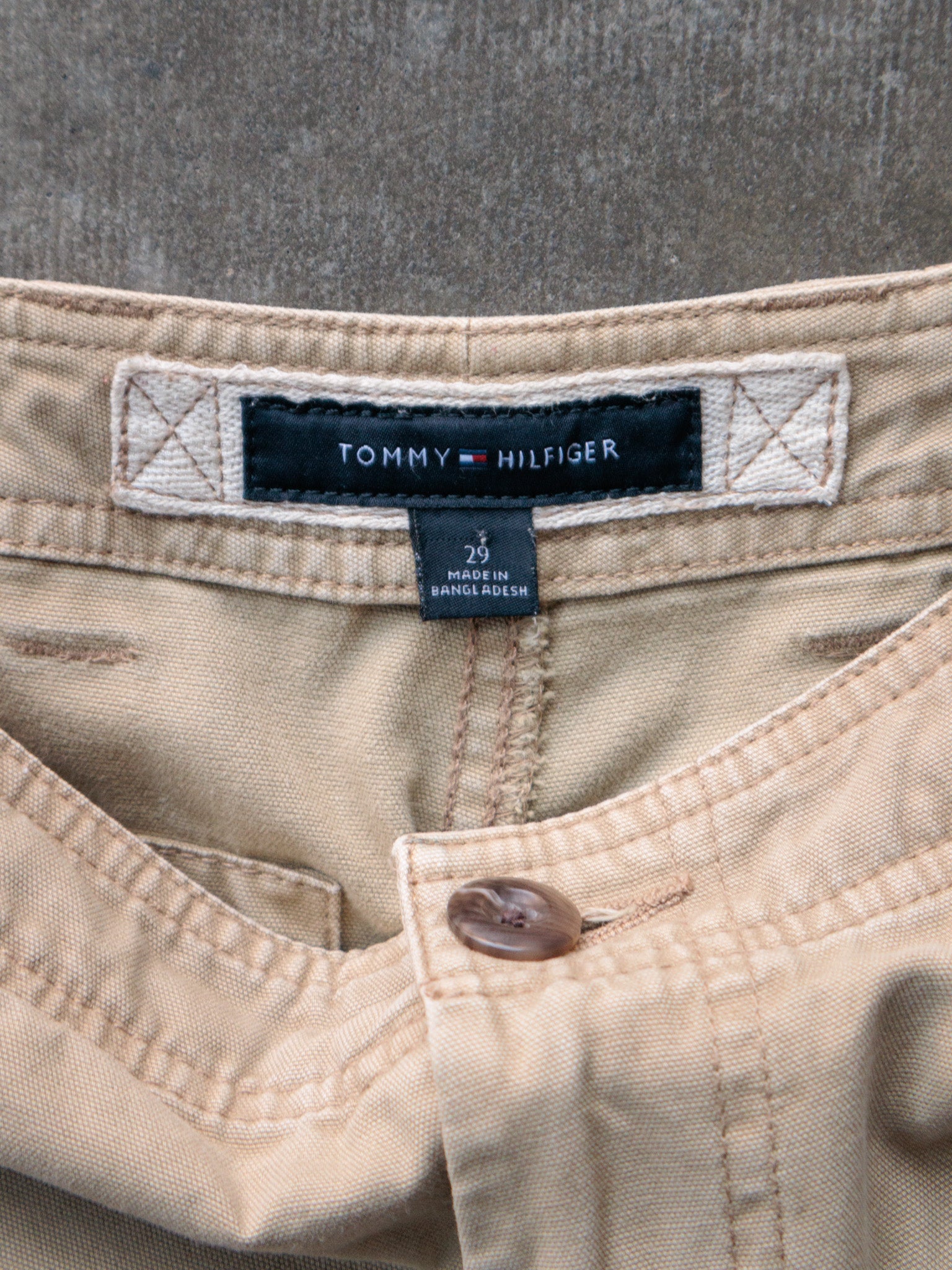 Vintage 00s Beige Tommy Hilfiger Cargo Shorts (W29)