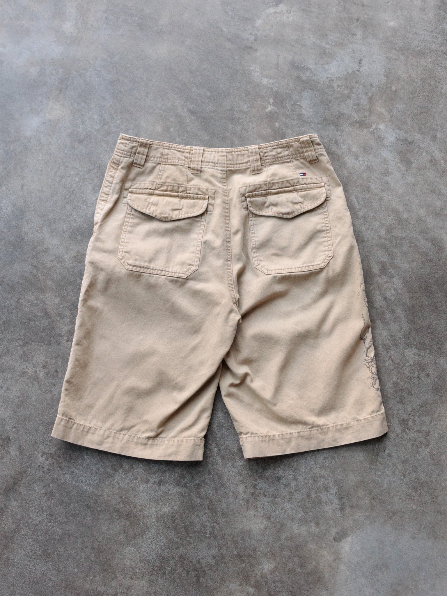 Vintage 00s Beige Tommy Hilfiger Cargo Shorts (W29)