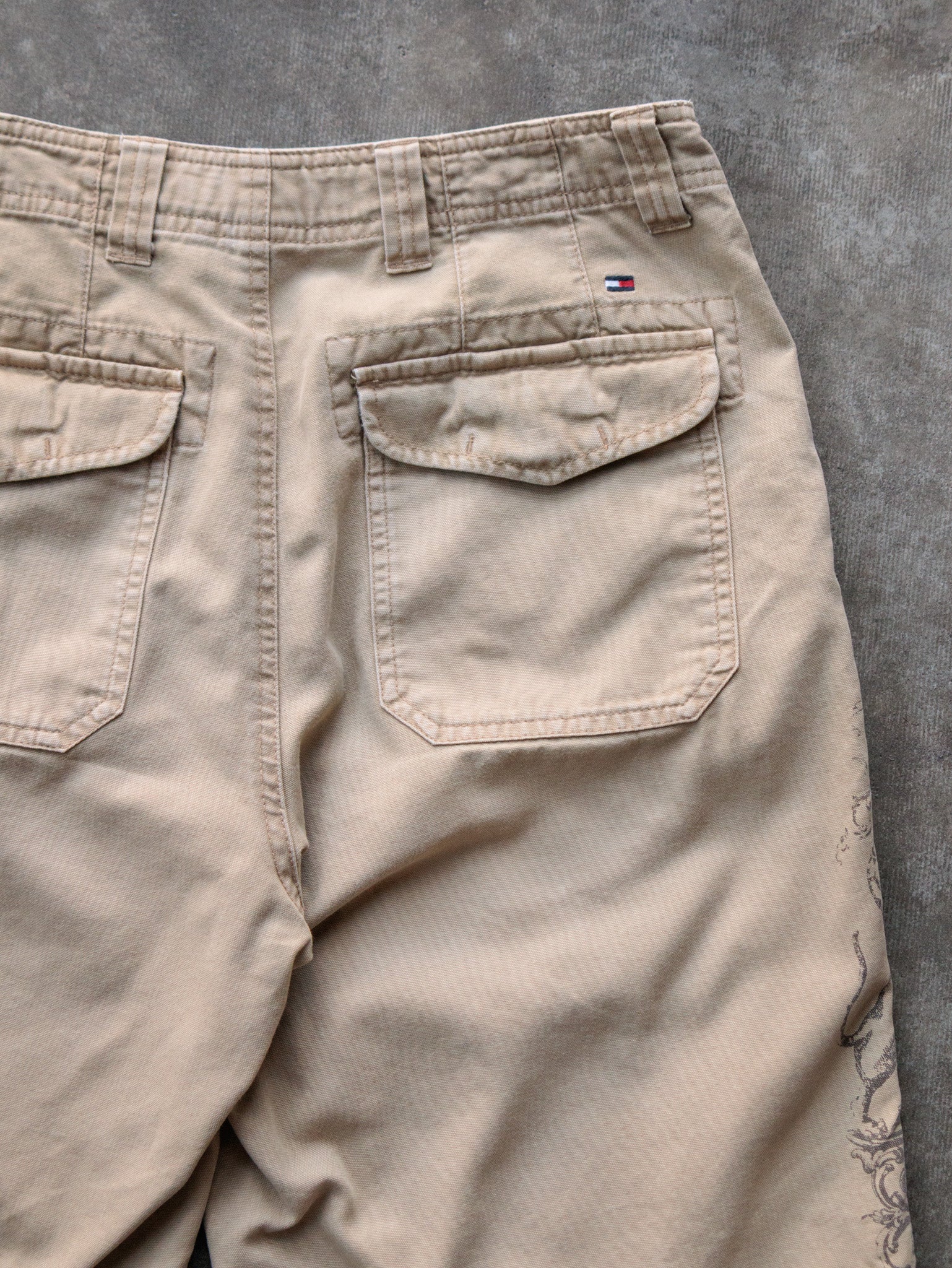 Vintage 00s Beige Tommy Hilfiger Cargo Shorts (W29)