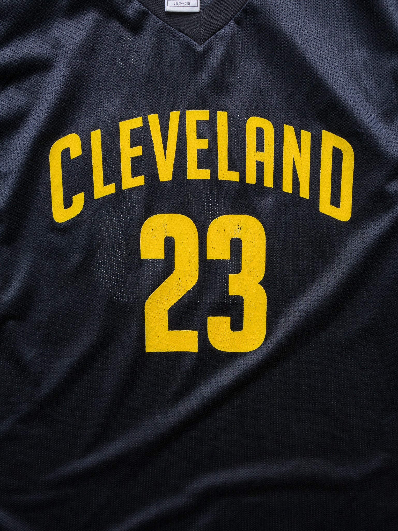 Vintage Black LeBron James Cleveland Cavaliers NBA Jersey (2XL)