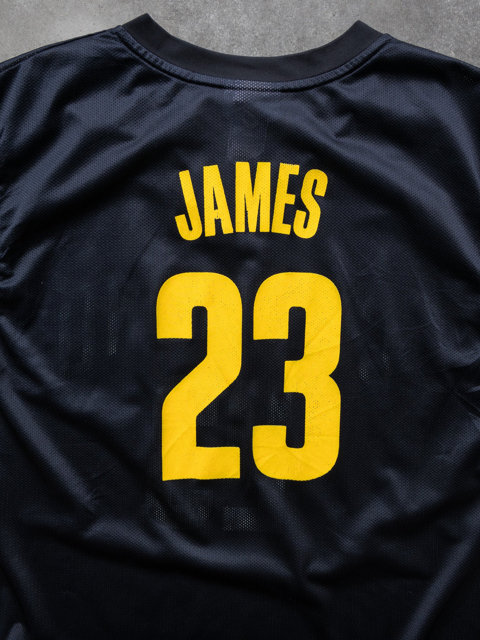 Vintage Black LeBron James Cleveland Cavaliers NBA Jersey (2XL)