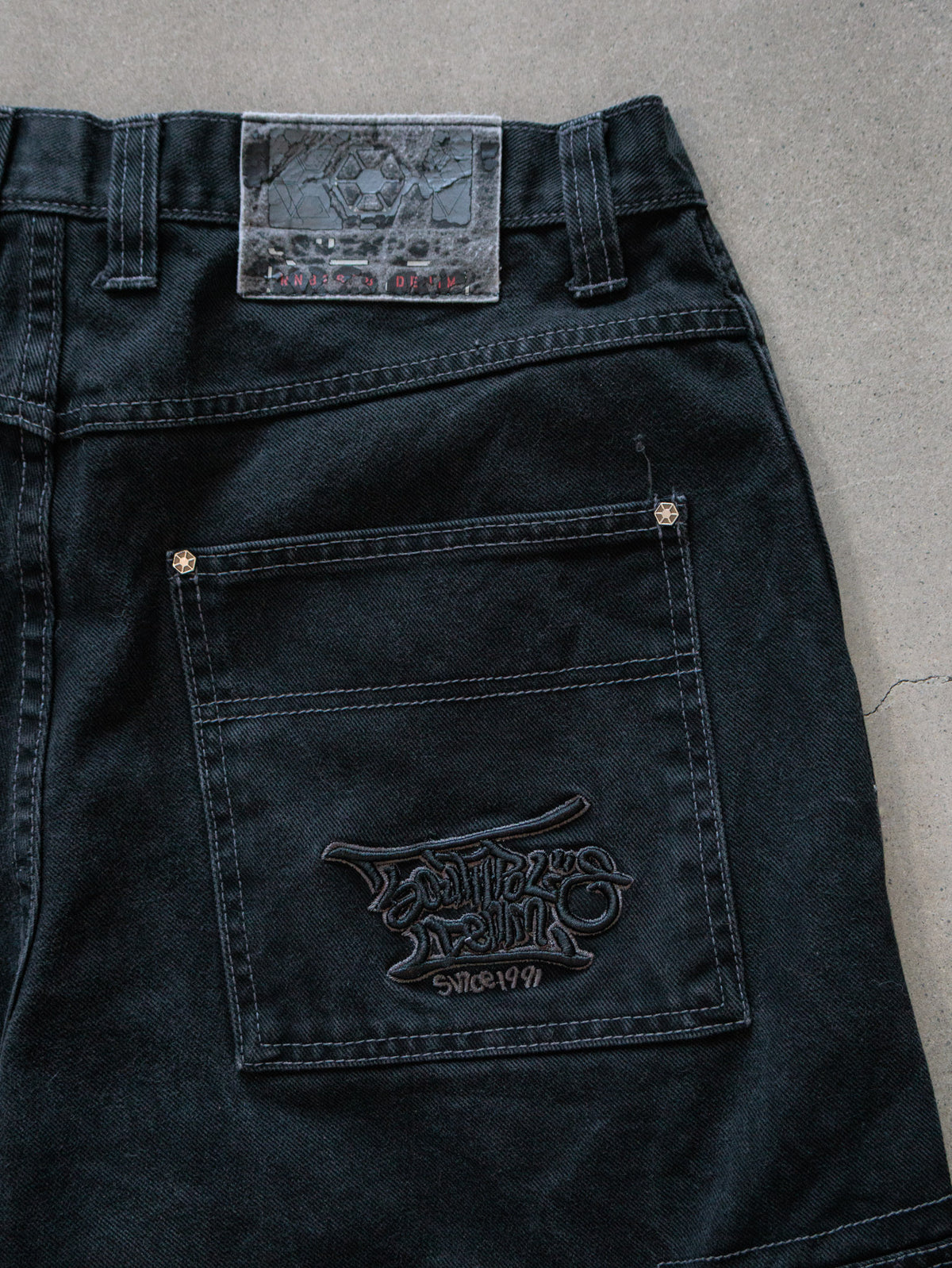 Vintage 00s Black Southpole Cargo Shorts (W34)