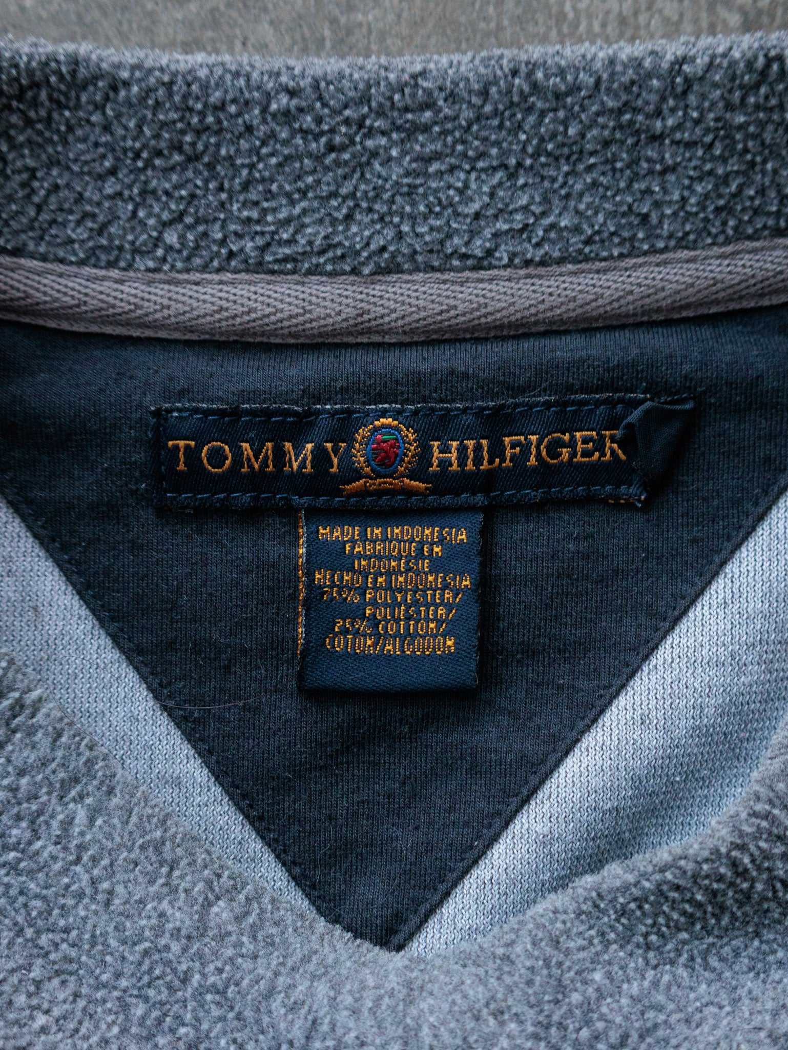 Vintage 90s Grey Tommy Hilfiger Fleece Sweatshirt (L)