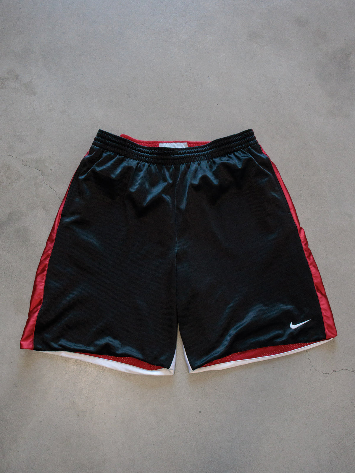 Vintage 00s Black & Red Nike Reversible Mesh Shorts (-)