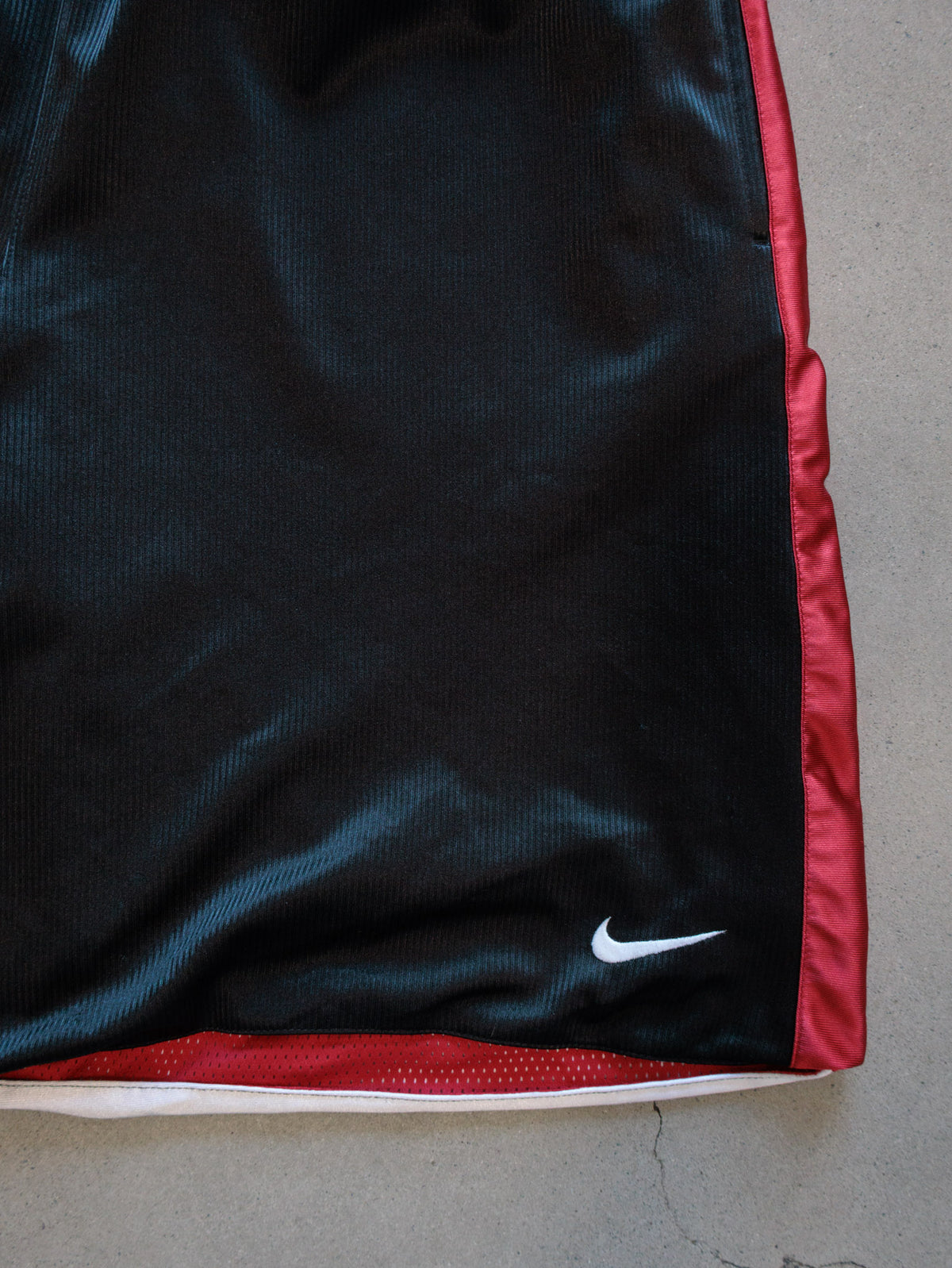 Vintage 00s Black & Red Nike Reversible Mesh Shorts (-)