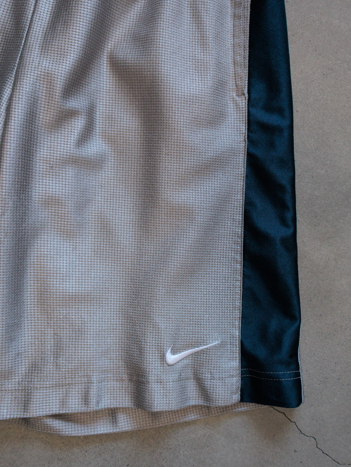 Vintage 00s Grey Nike Basketball Shorts (S)